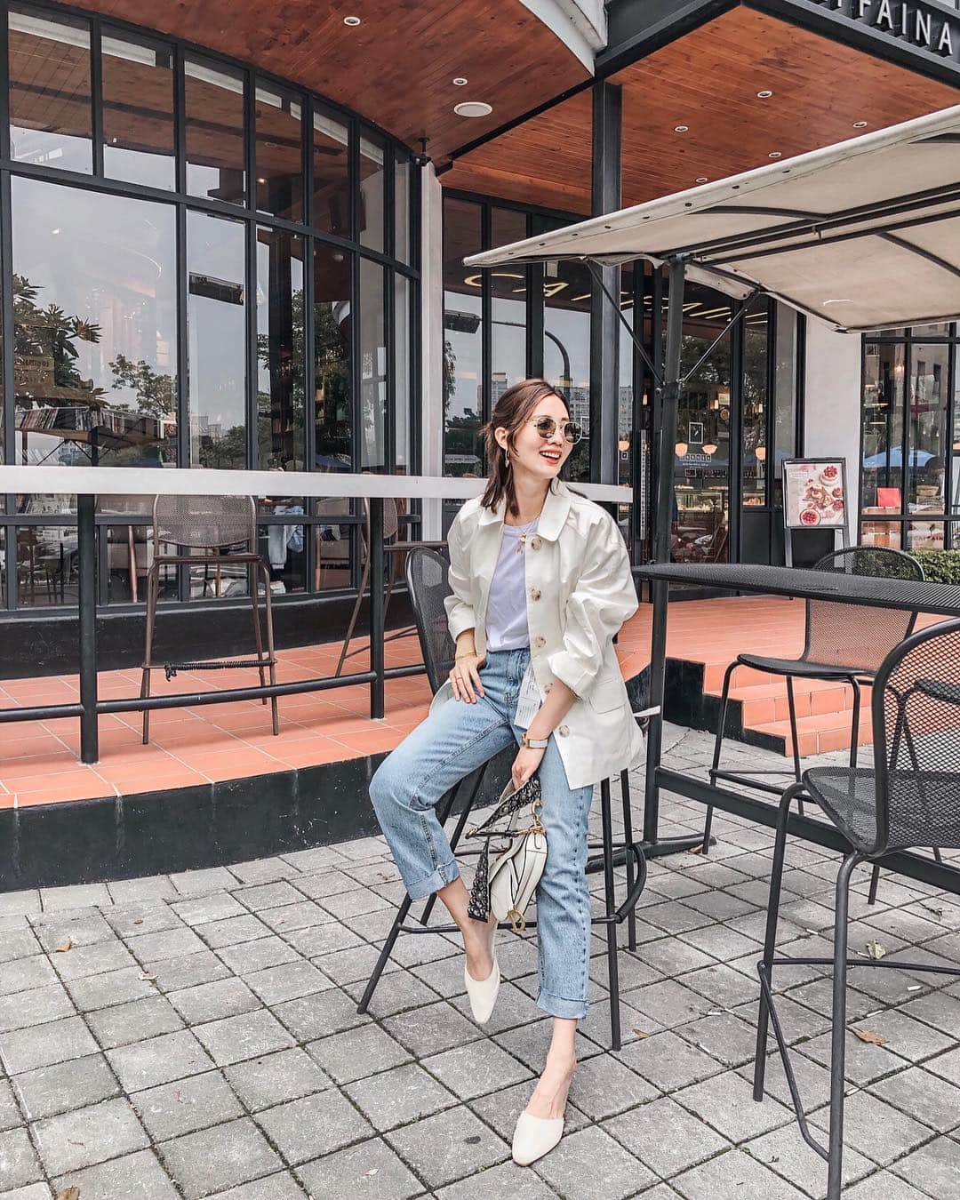 Lilian莉安さんのインスタグラム写真 - (Lilian莉安Instagram)「- 穿風衣的季節💛 OOTD 很少看到短版米白色風衣，搭配琥珀釦跟俐落版型 好看又好搭～ 牛仔褲愛慘，版型穿起來超美 All by⋯ @tuday_official  #outfits #springlook #whatiwore #tuday_official」3月18日 15時58分 - itslilian1002