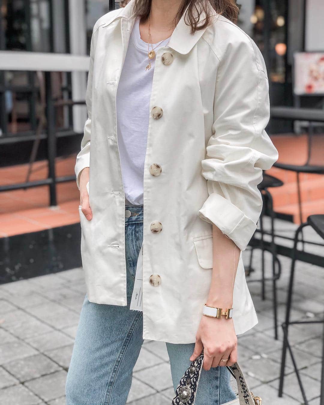 Lilian莉安さんのインスタグラム写真 - (Lilian莉安Instagram)「- 穿風衣的季節💛 OOTD 很少看到短版米白色風衣，搭配琥珀釦跟俐落版型 好看又好搭～ 牛仔褲愛慘，版型穿起來超美 All by⋯ @tuday_official  #outfits #springlook #whatiwore #tuday_official」3月18日 15時58分 - itslilian1002