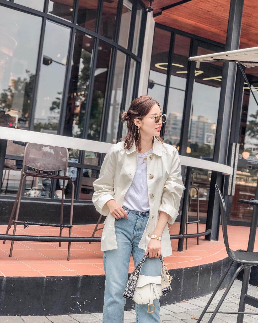 Lilian莉安さんのインスタグラム写真 - (Lilian莉安Instagram)「- 穿風衣的季節💛 OOTD 很少看到短版米白色風衣，搭配琥珀釦跟俐落版型 好看又好搭～ 牛仔褲愛慘，版型穿起來超美 All by⋯ @tuday_official  #outfits #springlook #whatiwore #tuday_official」3月18日 15時58分 - itslilian1002