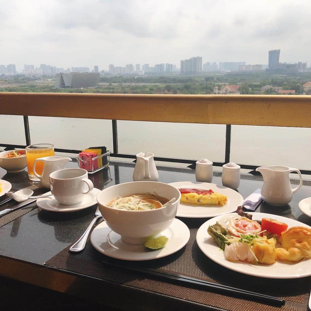 中川愛海さんのインスタグラム写真 - (中川愛海Instagram)「ベトナム🇻🇳VOL.11 朝から朝食を。朝食はゆみちゃんが行きの飛行機で仲良くなった方と…偶然にもホテルが一緒だったから待ち合わせて朝食を食べました！さらにさらにびっくりが前日でBarで出会った方も一緒だった。こんな偶然あるのか？しかも前日の写真を帰ってきて整理していたらまさかの私が一人で朝食風景を撮影していた中にその方が写っているという…笑 出会うべくして出会う方だったんだなと人の出会いにびっくりです！朝食を食べた後は近くのスーパーへ！ベトナムは食器が可愛いくもう見てて飽きなかった…また買い付けに来たい！今回は荷物が入らないから買えなかったがまた来る！そして途中可愛いワンピースがありお揃いのワンピースをゆみちゃんにプレゼント🎁 もちろん関西人二人は値切りました😂 無事にお土産も買えて満足！お揃いのワンピースは後ほど… @ami_nakagawa_  @yumi_pinchel  #中川愛海 #ベトナム #ホーチミン #出会い #出会うべくして出会った #びっくり #偶然 #お揃いコーデ #プレゼント #親友 #結果が全て#ベトナム雑貨 #ベトナム陶器」3月18日 16時07分 - ami_nakagawa_