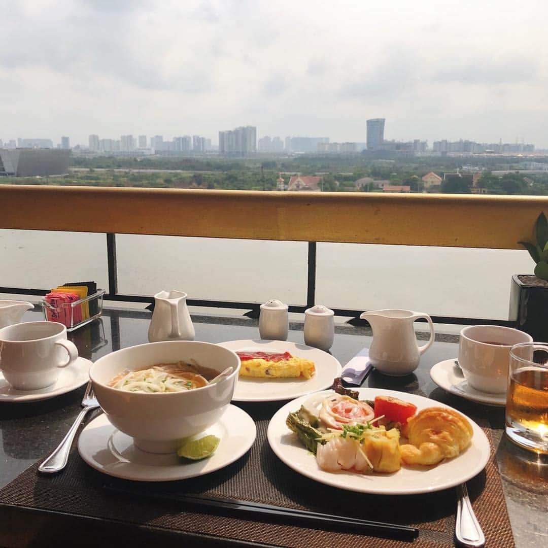 中川愛海さんのインスタグラム写真 - (中川愛海Instagram)「ベトナム🇻🇳VOL.11 朝から朝食を。朝食はゆみちゃんが行きの飛行機で仲良くなった方と…偶然にもホテルが一緒だったから待ち合わせて朝食を食べました！さらにさらにびっくりが前日でBarで出会った方も一緒だった。こんな偶然あるのか？しかも前日の写真を帰ってきて整理していたらまさかの私が一人で朝食風景を撮影していた中にその方が写っているという…笑 出会うべくして出会う方だったんだなと人の出会いにびっくりです！朝食を食べた後は近くのスーパーへ！ベトナムは食器が可愛いくもう見てて飽きなかった…また買い付けに来たい！今回は荷物が入らないから買えなかったがまた来る！そして途中可愛いワンピースがありお揃いのワンピースをゆみちゃんにプレゼント🎁 もちろん関西人二人は値切りました😂 無事にお土産も買えて満足！お揃いのワンピースは後ほど… @ami_nakagawa_  @yumi_pinchel  #中川愛海 #ベトナム #ホーチミン #出会い #出会うべくして出会った #びっくり #偶然 #お揃いコーデ #プレゼント #親友 #結果が全て#ベトナム雑貨 #ベトナム陶器」3月18日 16時07分 - ami_nakagawa_