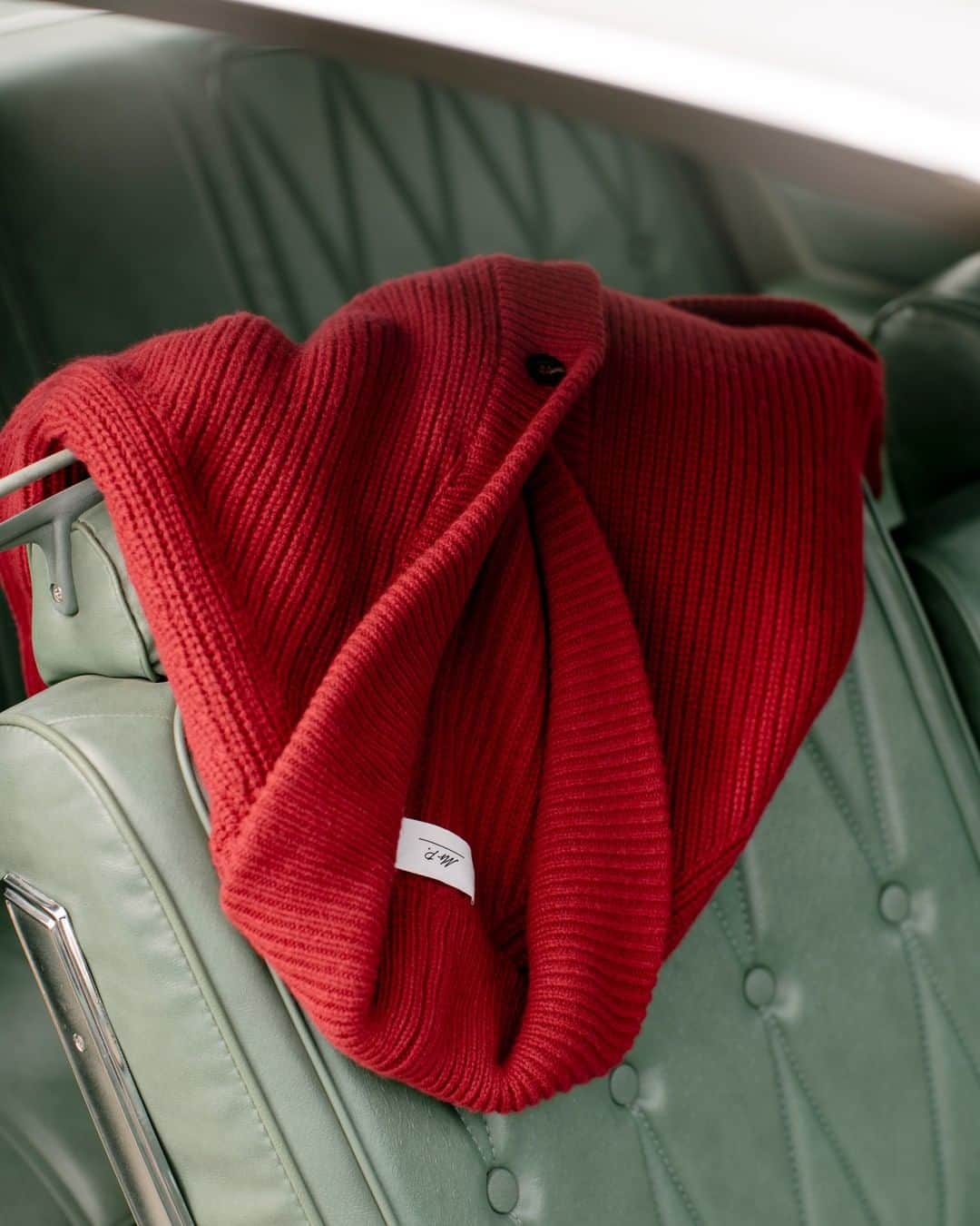 MR PORTERのインスタグラム：「Mr Paul Newman was a fan of shawl-collared cardigans, which is explanation enough as to why this @mrp piece is among our spring essentials. But if we stopped there, we wouldn’t be able to tell you about the incredibly tactile cashmere blend yarn, nor the pleasing heft of its thick-rib knit. 🧶⁣ - ⁣ Head to the link in bio to feel it for yourself #MrPmyway」