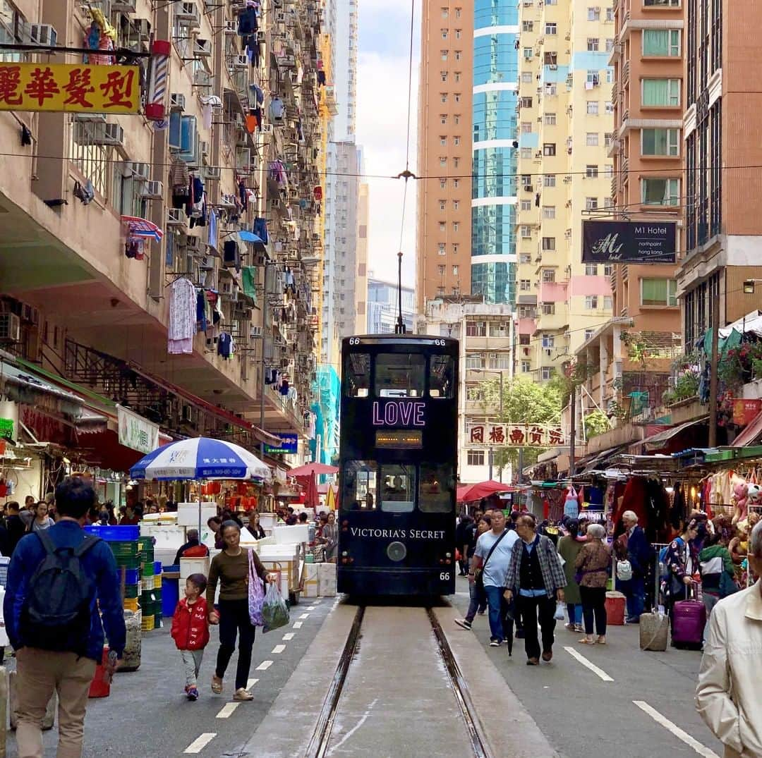 Discover Hong Kongさんのインスタグラム写真 - (Discover Hong KongInstagram)「The Hong Kong Teleporter is here – you can now discover Hong Kong’s foodie wonders, urban hotspots and natural hangouts in a flash! Click the link in our profile to begin! 「香港任我行」好玩登場！馬上快閃香港，尋找正港美食，漫遊城市街巷，踏青遊山玩水，體驗道地港味！點撃我們專頁檔案上的連結，立即出發！ #DiscoverHongKong」3月18日 16時00分 - discoverhongkong