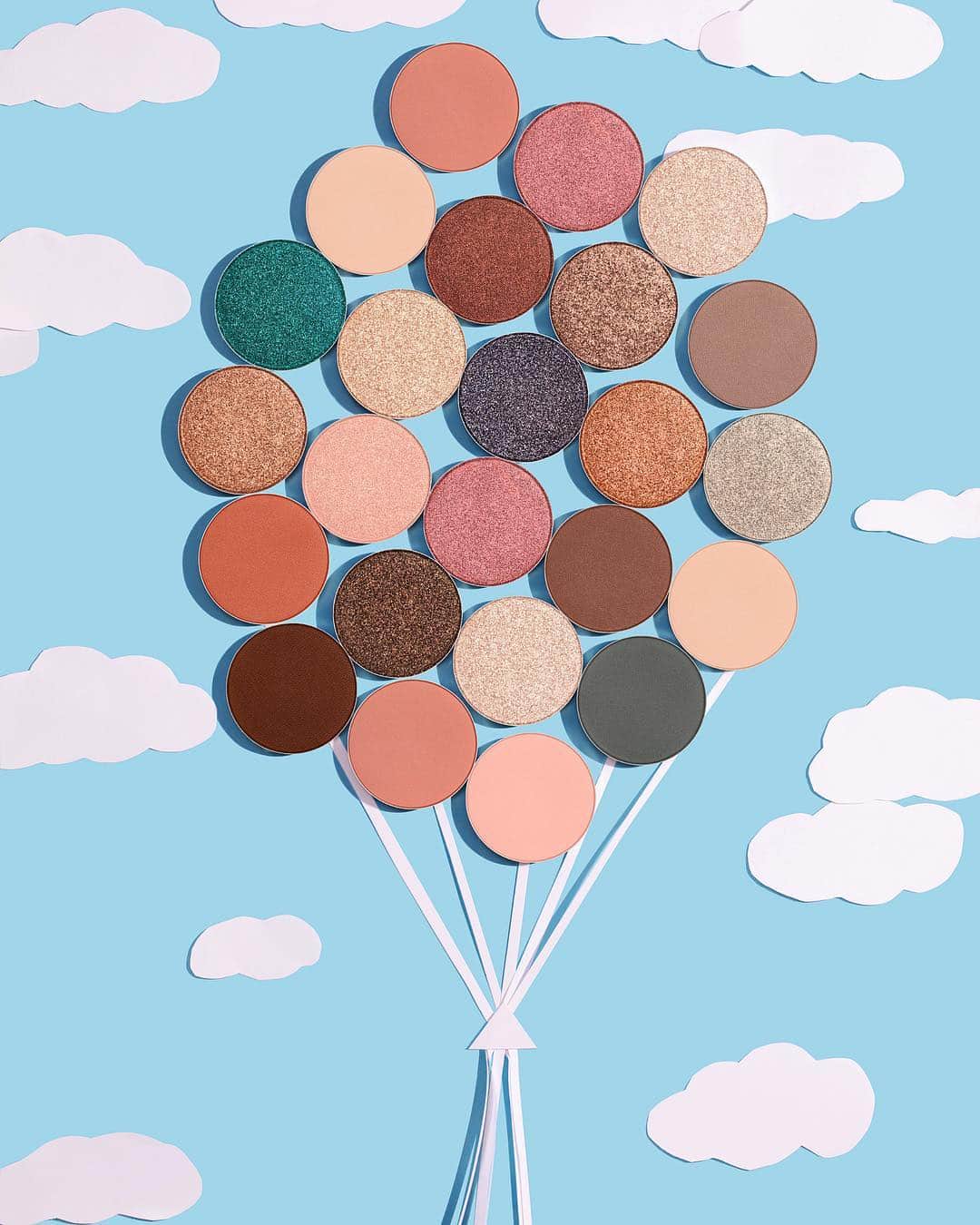Kylie Cosmeticsさんのインスタグラム写真 - (Kylie CosmeticsInstagram)「Shop our gorgeous single shadows and pick up your very own customizable magnetic palette today! 🧡 KylieCosmetics.com‬」3月18日 10時38分 - kyliecosmetics