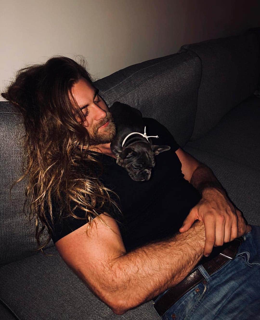 モデル、ブロック・オハーンのインスタグラム：「Name a better nap duo.. besides Joey and Ross 😏」