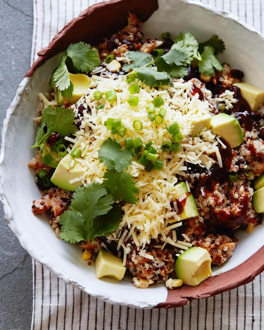 Gaby Dalkinさんのインスタグラム写真 - (Gaby DalkinInstagram)「Guys - BBQ Chicken Quinoa Bowls are about to be your new fav prep ahead and take to work lunch! TRUST ME - so good and so easy! They’re on this weeks meal plan along with 5 other nights of dinners and a few other treats! Link in my profile!」3月18日 10時52分 - whatsgabycookin