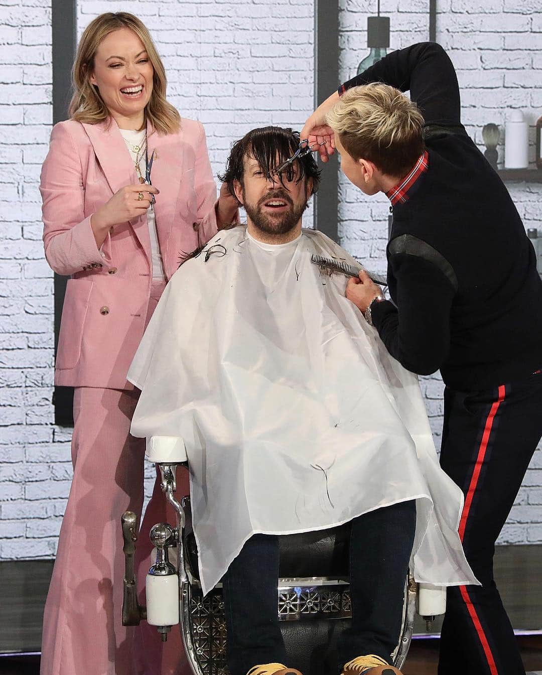 Just Jaredさんのインスタグラム写真 - (Just JaredInstagram)「Jason Sudeikis gets a haircut from @theellenshow & @oliviawilde! Head to the LINK IN BIO for the full video! #JasonSudeikis #OliviaWilde #EllenDeGeneres Photos: Michael Rozman/Warner Bros」3月18日 10時53分 - justjared