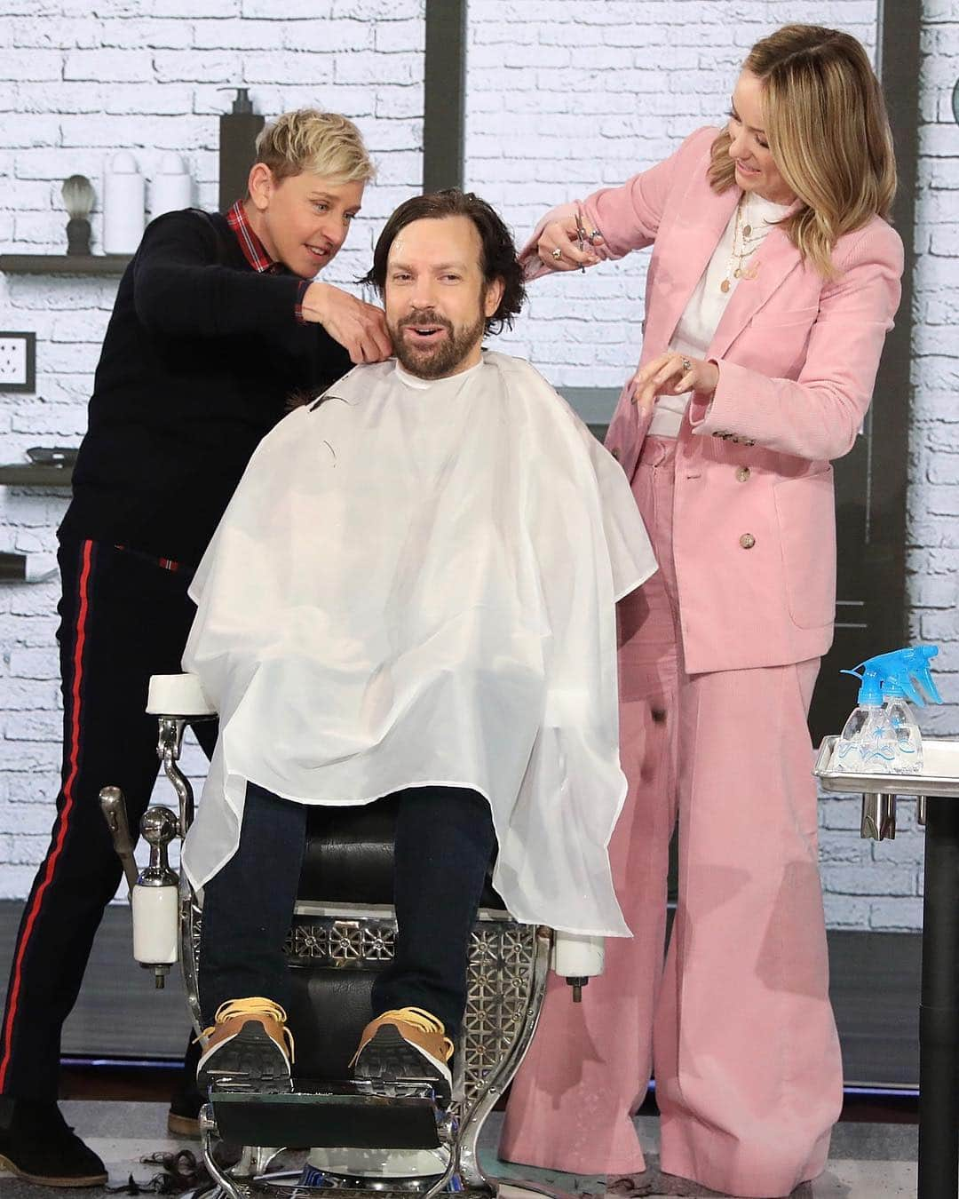 Just Jaredさんのインスタグラム写真 - (Just JaredInstagram)「Jason Sudeikis gets a haircut from @theellenshow & @oliviawilde! Head to the LINK IN BIO for the full video! #JasonSudeikis #OliviaWilde #EllenDeGeneres Photos: Michael Rozman/Warner Bros」3月18日 10時53分 - justjared