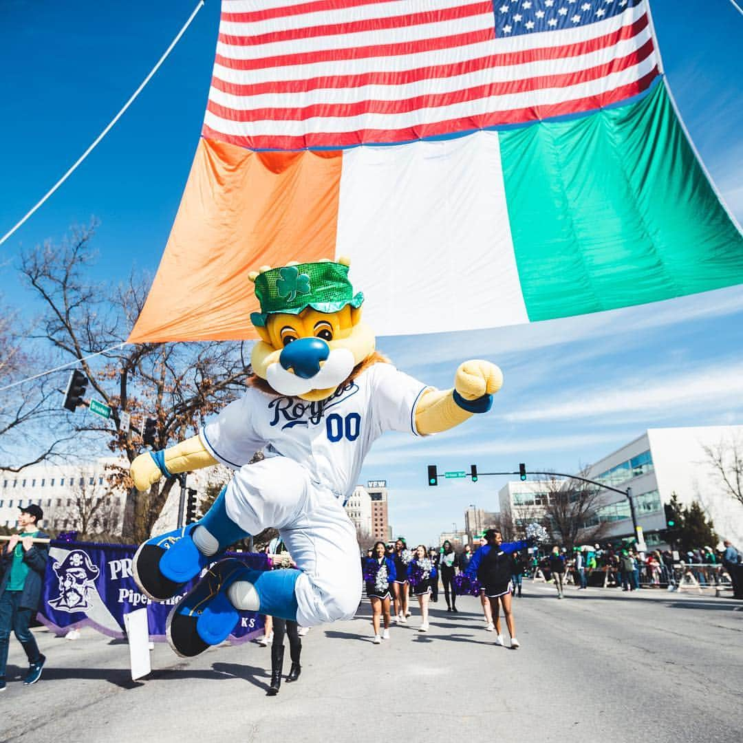 カンザスシティ・ロイヤルズさんのインスタグラム写真 - (カンザスシティ・ロイヤルズInstagram)「‪Some familiar faces at @kcirishparade today! 🦁☘️ #StPatricksDay ‬#AlwaysRoyal」3月18日 10時57分 - kcroyals