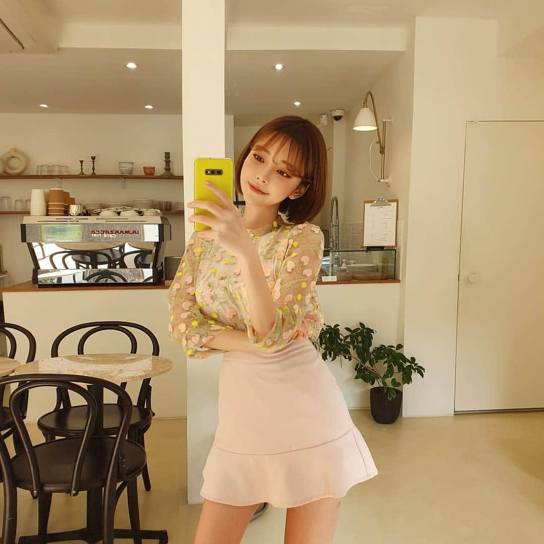 Chuuのインスタグラム：「⠀⠀⠀ 상큼 상큼 봄 스타일❤️ #거울샷 #셀스타그램 #ootd #데일리룩 #I❤️S10」
