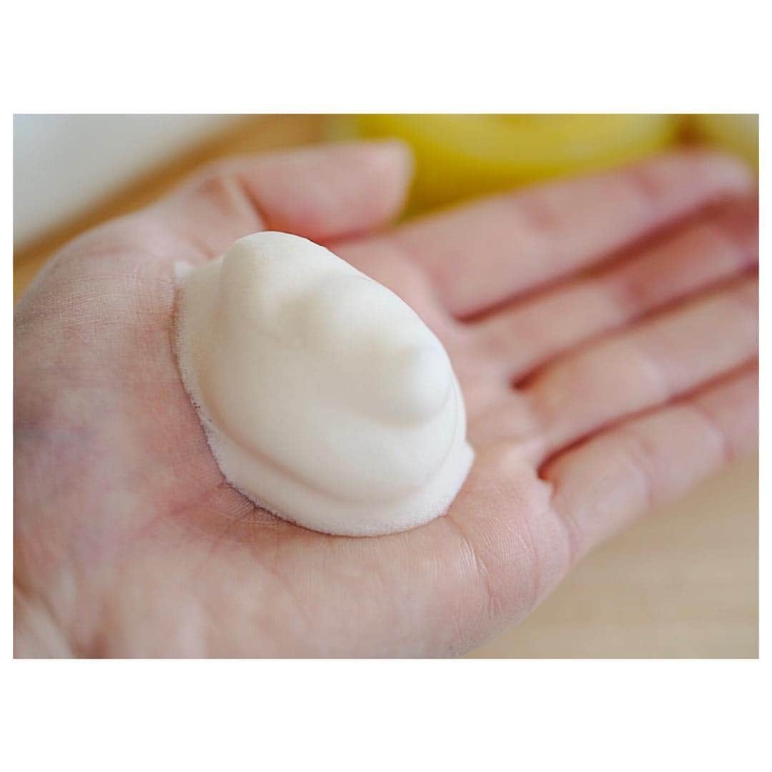 石井美保さんのインスタグラム写真 - (石井美保Instagram)「朝用洗顔のオススメ4品 左から ❶アクセーヌリセットウォッシュ•••長年ご紹介している1番のリピアイテム。お砂糖でできた茶色いふわふわフォーム。泡で出てくるので忙しい朝にぴったり。肌が敏感な時にも使えます。  ❷オルビスユー ウォッシュ•••洗うだけでブースターを塗ったところまでもっていってくれる優れもの。すすいでいる時の肌のツルツル感がとにかく気持ちよく、洗い上がりはピカピカに。泡だてネットを使うとかなり濃密なフワモコ泡が作れます。  ❸FEMMUEクレンジングバーム•••本来はクレンジングですが、落とし過ぎないのとダブル洗顔不要なので朝の洗顔に使います。温感効果で肌が明るくもっちり。肌がしぼんでくすんだ朝に。  ❹ルナソル スムージングジェルウォッシュ••• 毛穴の中の汚れをクラッシュして使えば使うほど肌の潤いが上がる泡立たないジェル状洗顔。毛穴汚れが気になった時に。  テクスチャーは説明の順番に2枚目からスワイプで見れます。 全て普通〜乾燥肌向けの保湿洗顔です。」3月18日 11時02分 - miho_ishii