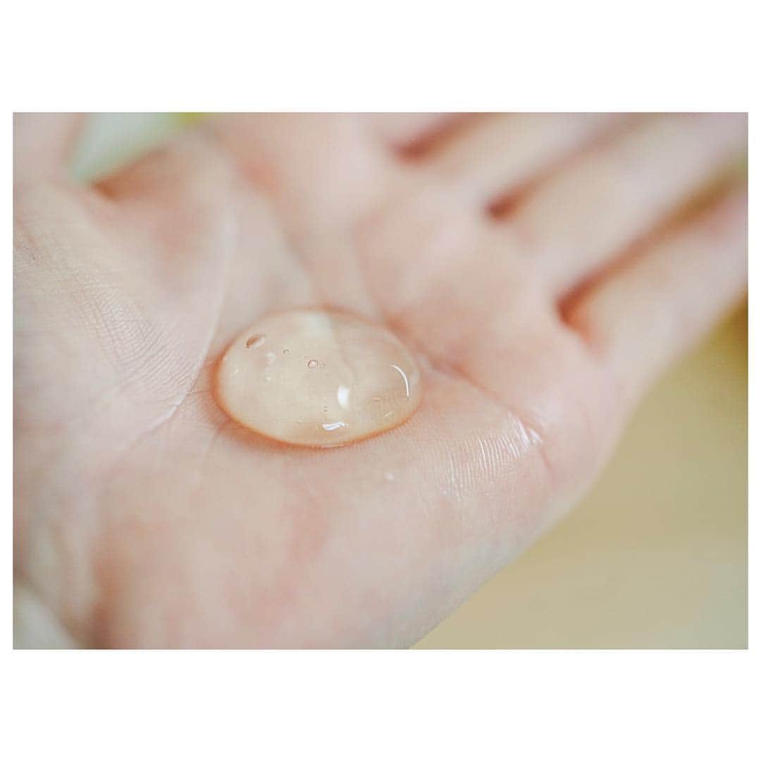 石井美保さんのインスタグラム写真 - (石井美保Instagram)「朝用洗顔のオススメ4品 左から ❶アクセーヌリセットウォッシュ•••長年ご紹介している1番のリピアイテム。お砂糖でできた茶色いふわふわフォーム。泡で出てくるので忙しい朝にぴったり。肌が敏感な時にも使えます。  ❷オルビスユー ウォッシュ•••洗うだけでブースターを塗ったところまでもっていってくれる優れもの。すすいでいる時の肌のツルツル感がとにかく気持ちよく、洗い上がりはピカピカに。泡だてネットを使うとかなり濃密なフワモコ泡が作れます。  ❸FEMMUEクレンジングバーム•••本来はクレンジングですが、落とし過ぎないのとダブル洗顔不要なので朝の洗顔に使います。温感効果で肌が明るくもっちり。肌がしぼんでくすんだ朝に。  ❹ルナソル スムージングジェルウォッシュ••• 毛穴の中の汚れをクラッシュして使えば使うほど肌の潤いが上がる泡立たないジェル状洗顔。毛穴汚れが気になった時に。  テクスチャーは説明の順番に2枚目からスワイプで見れます。 全て普通〜乾燥肌向けの保湿洗顔です。」3月18日 11時02分 - miho_ishii