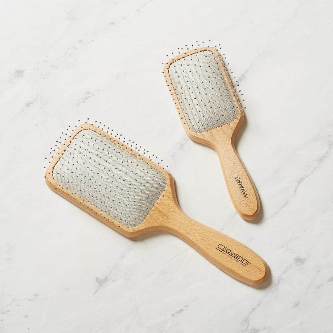 のインスタグラム：「⠀ ⠀ 【3/20(水)～コスメキッチン限定発売✨】 ⠀  ビバリーヒルズのトップヘアサロンブランド、〈giovanni(ジョヴァンニ)〉から ブラッシングしながら頭皮をマッサージできる「パドルブラシ」が新登場❣️ ⠀ 頭皮の血行を促進するマッサージピンとデリケートな頭皮を守るクッション性の高いパッドで、ブラッシングしながら頭皮に程よい刺激を与えることのできるスカルプケアブラシです。 ⠀ シャンプー前にブラッシングすることで、絡まりをほどくだけでなく、付着したホコリやチリ、頭皮上の古い角質や皮脂汚れを浮かすことができます。 ⠀ また、頭皮の皮脂を毛先まで行き渡らせることで、髪に欲しかったナチュラルなツヤ感となめらかな指通りが生まれます💗 ⠀ 力を入れずに優しく毛先からとかすのが◎ ⠀ ⠀ ブラッシング習慣を身につけ、美しい髪を手に入れましょう✨  パドルブラシ 2,480 円＋税 パドルブラシ ミニ 1,980 円＋税 ⠀ @giovanni_japan ⠀ ⠀ #cosmekitchen #コスメキッチン #giovanni #ジョヴァンニ #ヘアケア #ヘアブラシ #パドルブラシ」