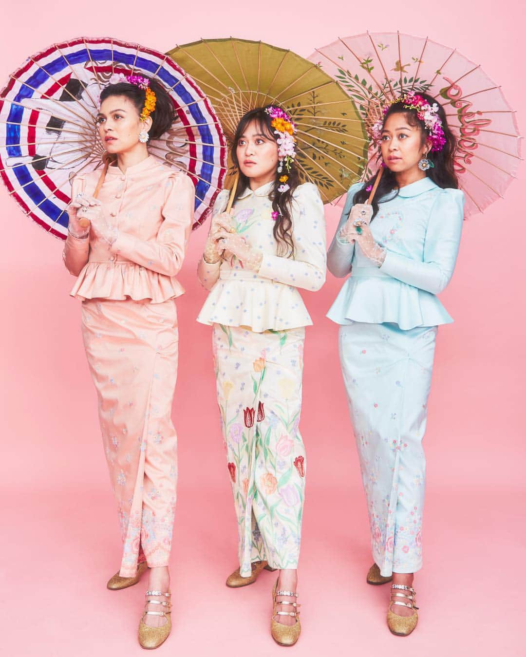 Sretsisさんのインスタグラム写真 - (SretsisInstagram)「Working with local artisans for pastel- toned Thai silks, embroidered with classic #Sretsis floral motifs, comes traditional Thai outfits with the modernization of Sretsis’ touch. Depicted from left to right are Sretsis founders @klymoon @pimstarr and @skydancer Preview the collection 30 March exclusively at Sretsis Flagship, Central Embassy Level 2. #SretsisSawasdeePimai」3月18日 11時04分 - sretsisofficial