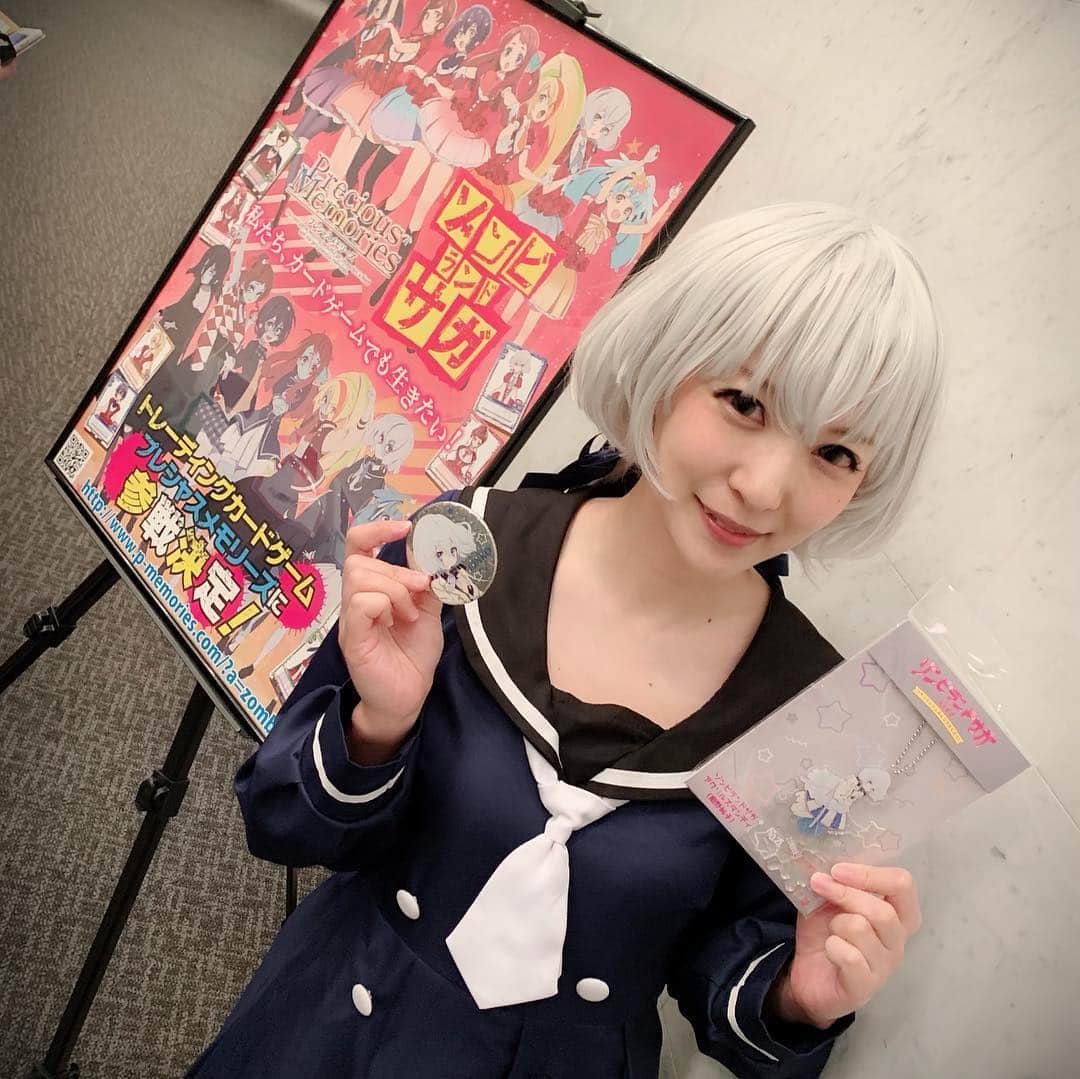 のインスタグラム：「昨日は大好きすぎるアニメ、ゾンビランドサガのLIVEへ行って来ましたーー(;´༎ຶД༎ຶ`)‼️‼️ * 本当に素晴らしいLIVEで、作品からの三次元への流れ、ファンの気持ちを汲み取る演出、声優陣のパフォーマンス、どれも最高でした(;´༎ຶД༎ຶ`)‼️‼️ * そして会場のファンの皆さんの優秀さ、優しさに感動。 * 境監督にもお会いでき、オタク丸出しの気持ち悪い感じで思いの丈を述べ、サインを頂いてしまいました💦大感謝と大反省のせめぎ合い…！笑。本当にありがとうございました‼️ * 缶バッジも１個目で最推しの #紺野純子 ちゃんが出るし(；ω；)💕幸せすぎた✨✨✨ * ああ、佐賀いきたいー‼️🐓✨ * #フランシュシュ の #武道館 LIVE、本当よろしくお願いします‼️ * #ゾンビランドサガ #佐賀 #live」