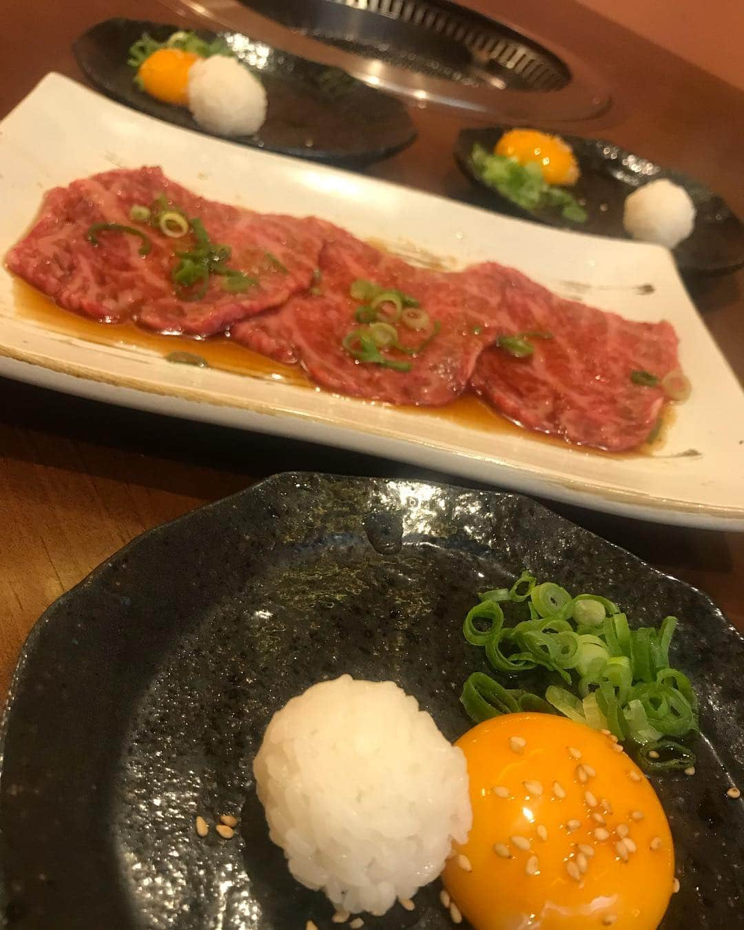 崎山一葉さんのインスタグラム写真 - (崎山一葉Instagram)「🐄💗 ・ 赤身肉食べたい‼︎ を叶えてくれました🙌  一枚だけ、ちょいと刺しの入ったお肉を…🤤 スローモーションでのお肉のジャンピングもいい感じです😍  しっかりと、牛に恋をしてきました💗  #牛恋 #焼肉 #beef 光の具合で私じゃないみたいな顔立ち。 #撮ってくれた人に似てる」3月18日 11時11分 - kazuha_sakiyama