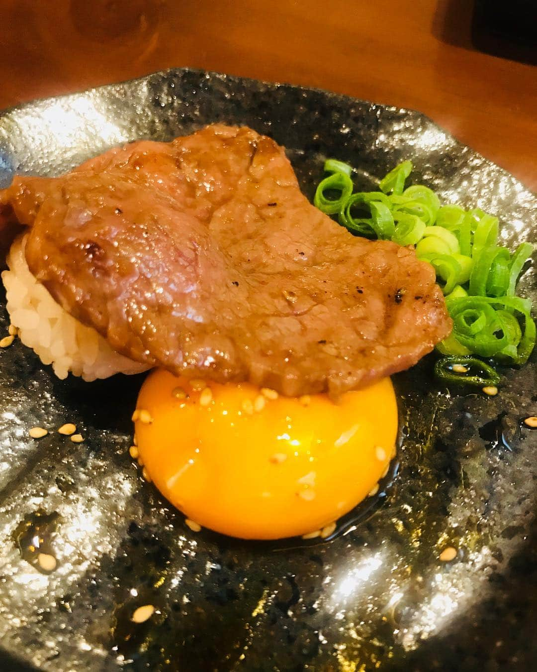 崎山一葉さんのインスタグラム写真 - (崎山一葉Instagram)「🐄💗 ・ 赤身肉食べたい‼︎ を叶えてくれました🙌  一枚だけ、ちょいと刺しの入ったお肉を…🤤 スローモーションでのお肉のジャンピングもいい感じです😍  しっかりと、牛に恋をしてきました💗  #牛恋 #焼肉 #beef 光の具合で私じゃないみたいな顔立ち。 #撮ってくれた人に似てる」3月18日 11時11分 - kazuha_sakiyama