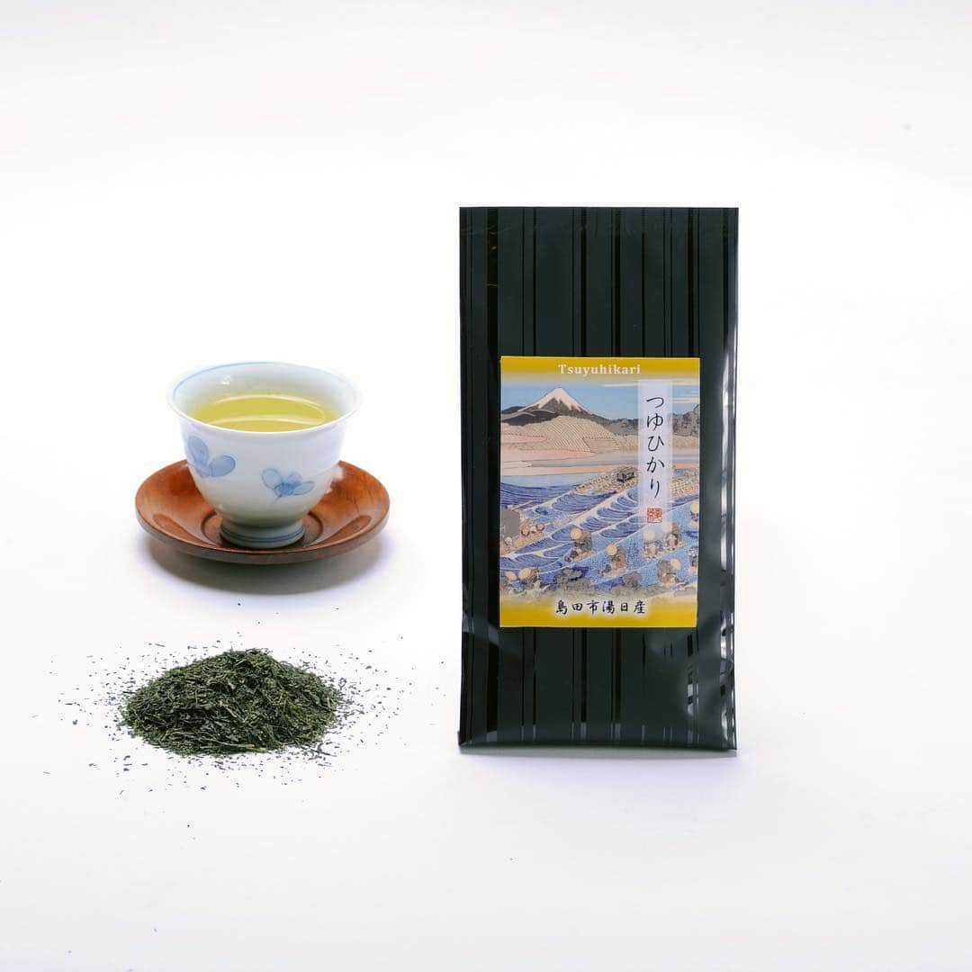 島田市さんのインスタグラム写真 - (島田市Instagram)「今年度に新設された、島田の逸品「緑茶部門」に「深蒸し煎茶 つゆひかり」（株式会社高森商店）と島田茶・普通蒸し「山のお茶」（石川製茶株式会社）の２品が認定されました。﻿ ﻿ ・「深蒸し煎茶 つゆひかり」﻿ 新茶の一番最初に摘採される緑茶で、水色が美しく、香り高い特徴があります。﻿ 天然玉露と呼ばれる品種「あさつゆ」と爽やかな香りを持つ「静７１３２」を掛け合わせて出来た品種です。﻿ 高級煎茶の豊かな味と香りを是非、味わって下さい。﻿ ﻿ ・島田茶・普通蒸し「山のお茶」﻿ 一口飲むと島田市の昔ながらの茶畑や山里の情景が浮かんでくる、昔ながらの「普通煎茶」です。﻿ 「第54回静岡茶品評会」にて農林水産大臣賞を受賞した生産家の茶葉を確かな技術力で仕上げた茶処島田を発信する逸品です。﻿ ﻿ 島田の逸品の紹介（島田市公式ホームページ）→https://www.city.shimada.shizuoka.jp/gyosei-docs/ippinn.html﻿ ﻿ その他にも市内には、魅力的なお茶屋さんがたくさんございます。﻿ ﻿ 茶の本（島田市公式ホームページ）→ https://www.city.shimada.shizuoka.jp/gyosei-docs/greentea_book.html﻿ ﻿ 島田市茶業振興協会ホームページ→ http://shimacha-biz-web.com/﻿ ﻿ まちぽ（島田市緑茶化計画）→ https://machipo.jp/shimada-green-ci-tea﻿ ﻿ 島田市緑茶化計画webサイト→ http://shimadagreenci-tea.jp/index.html﻿ ﻿ #島田市緑茶化計 #島田市 #緑茶 #tea #石川製茶 #高森商店 #島田の逸品 #shimada #shizuoka #japan #green #茶﻿ ﻿」3月18日 11時14分 - shimadacity_shizuoka_official
