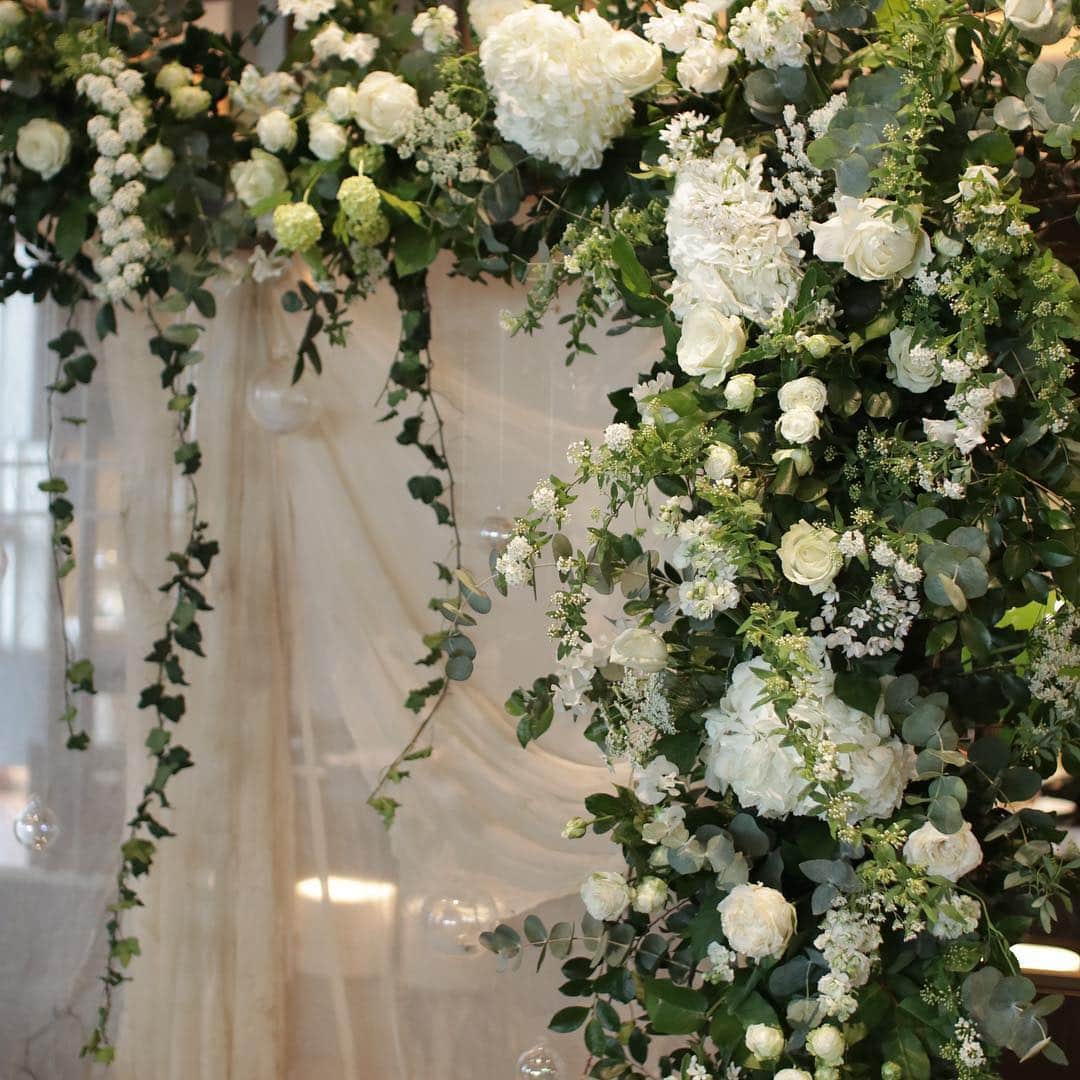 플로리스트 김애진(케이라플레르)さんのインスタグラム写真 - (플로리스트 김애진(케이라플레르)Instagram)「✔️웨딩시즌 ✨ 지난 주말 결혼식 👰🏻 아름다운 두분의 결혼을 진심으로 축하드려요! #하우스웨딩 #야외결혼식 꽃장식은 케이라에서 ✨✨ . . . @keirafleurshop 👈🏻 선생님 데몬 판매, 예약꽃주문 ☺ . .  www.keira.kr  주문 및 수업문의 -카톡(riry20), 상단프로필 문자주세요 😊 수업중에는 전화통화가 어렵습니다 🌿  #케이라 #케이라플레르 #플로리스트학원 #결혼식 #플로리스트 #花 #花商 #花农  #소규모결혼식 #아치 #웨딩아치 #arch #keirafleur #flower #fleur #florist #koreanflorist」3月18日 11時23分 - keirafleur