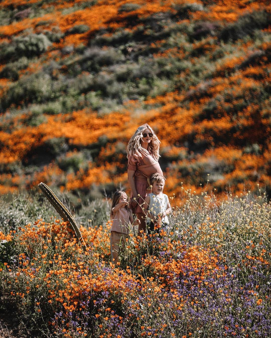Amber Fillerup Clarkさんのインスタグラム写真 - (Amber Fillerup ClarkInstagram)「Poppy overload 🧡 *we were always on a path or dirt patch even if the angle of the photo makes it look like we aren’t」3月18日 11時33分 - amberfillerup
