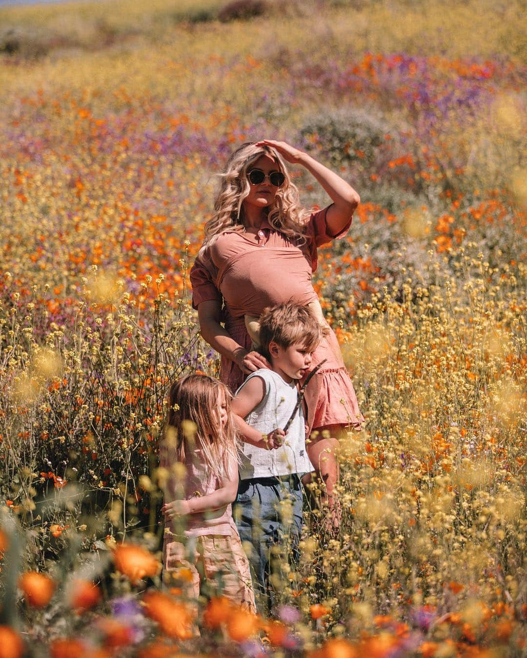 Amber Fillerup Clarkさんのインスタグラム写真 - (Amber Fillerup ClarkInstagram)「Poppy overload 🧡 *we were always on a path or dirt patch even if the angle of the photo makes it look like we aren’t」3月18日 11時33分 - amberfillerup