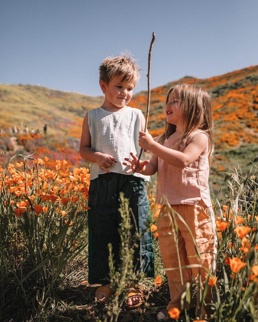 Amber Fillerup Clarkさんのインスタグラム写真 - (Amber Fillerup ClarkInstagram)「Poppy overload 🧡 *we were always on a path or dirt patch even if the angle of the photo makes it look like we aren’t」3月18日 11時33分 - amberfillerup