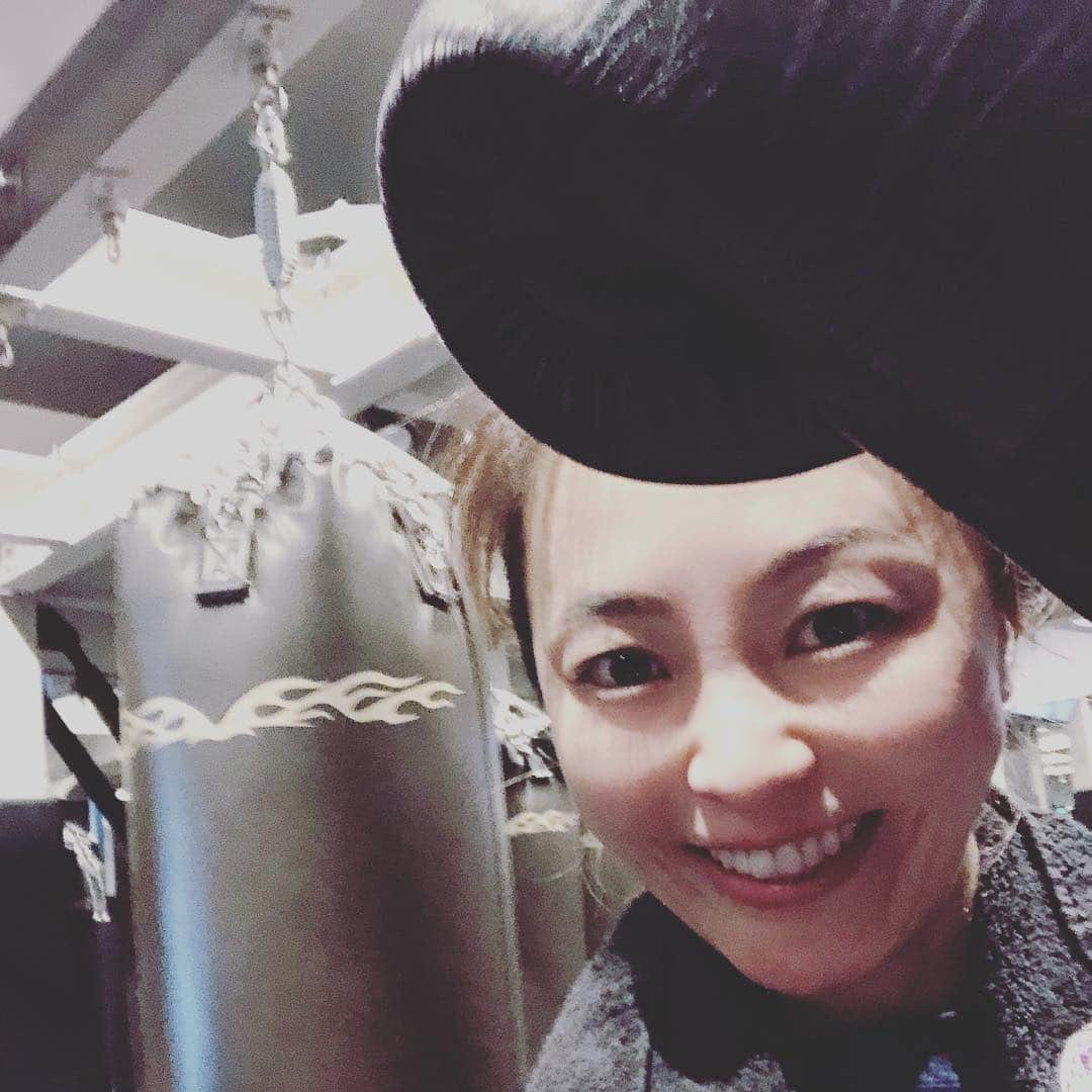 黒田愛美さんのインスタグラム写真 - (黒田愛美Instagram)「今日は仕事前の一汗に、 銀座にできた友人のキックボクシングジム、Luxoolへ🥊💖 いつも行ってるmittnessと似てて、 暗闇で音楽聴きながらのレッスン😆 こっちの方がサンドバッグが本格的だから、パンチとキックのしがいがあった😁 ウェアやミットも無料で貸し出ししてくれるし、 銀座で仕事の時はこっちに通おーっと✨ ちなみに3月いっぱい体験1000円だよ〜😁 #luxool #キックボクシングジム #銀座 #アスリート女医 #トライアスリート女医 #美容アンチエイジング専門医 #黒田愛美」3月18日 11時26分 - kurodaaimi