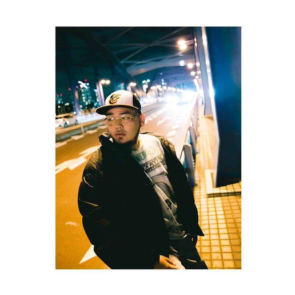 のインスタグラム：「雑誌『Ollie』とのコラボレーション企画。ニューエラジャパンの公式YouTube・INSTAGRAM TVにて、インタビュー動画も公開中です。  YouthQuake RiKiYA Fitted Size：7 3/4 「Juelz SantanaとA＄AP Yamsが、[59FIFTY®]をカッコ良く被っていると思います。基本いつでも被ってるみたいな。[59FIFTY®]はクラシックっていうか、一番のベーシックって感じですね」 #NewEra #ニューエラ #NewEraJapan #59FIFTY #olliemagazine #olliemag #ollie」