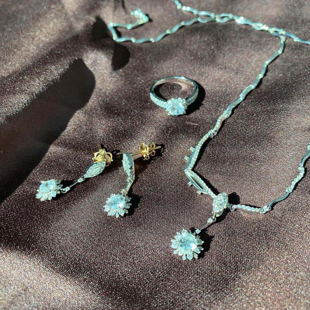 キム・ミニさんのインスタグラム写真 - (キム・ミニInstagram)「With the movement of a night sky 🌌 #mimiworjewelry」3月18日 11時27分 - mimiwor