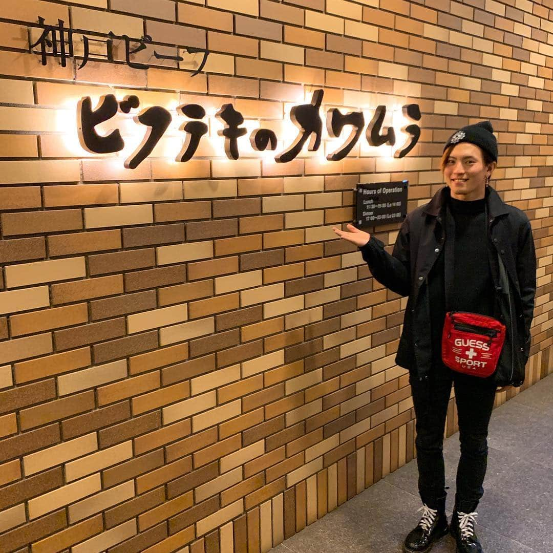 JULIANさんのインスタグラム写真 - (JULIANInstagram)「☆パート①☆ 世界に誇る究極神戸ビーフの有名店 『ビフテキのカワムラ』六本木店 @bifuteki.kawamura.pr  にTUBEさんなど所属の大手芸能事務所 ［ぐあんばーる]所属のメンズダンスヴォーカルグループ『 FIZZY POP（ナチュラル炭酸）』のメンバーでミュージカル「テニスの王子様(不二周助 役)」「仮面ライダーオーズ(カザリ役)」他多数の人気作品で俳優としても活躍中の『橋本汰斗』 @taito_hashimoto と行ってきました〜☆ 六本木店は初めて行ったんですが、ラグジュアリーな空間が最高で店に入った瞬間ワクワクして最高な空間で最高なお料理が食べれるのはヤバみ♡ 六本木店は超有名海外セレブやハリウッド俳優や日本の有名人も多数訪れる有名店で「ぐるナイ2017ゴチになります」2時間スペシャルでも放送されたので知ってる方も多いと思います❣️ ---------------- 🔴食事編はパート②見てね♡🔴 ---------------- #ビフテキのカワムラ #カワムラ #六本木 #roppongi  #神戸ビーフ #神戸牛 #kobebeef #神戸 #ステーキ #鉄板焼き  #肉 #肉食 #グルメ  #芸能 #芸能人 #タレント  #モデル #ファッションモデル #歌手 #俳優 #撮影モデル #サロンモデル #美容男子  #model #youtuber #ユーチューバー #インスタグラマー#インフルエンサー  #instagramer #influencer」3月18日 11時28分 - julian_official_jp