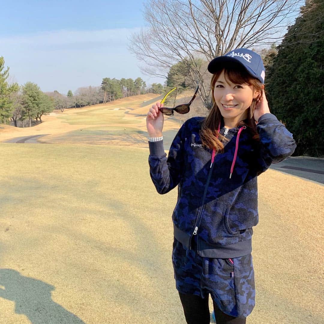 のインスタグラム：「. 季節の中で春が1番好き٩( ᐛ )و 🌸 . やっとこさ着ることができた BRIEFINGGOLFのカモ柄ジップアップパーカーのセットアップ💙 . ソフトパイル素材で肌触りも良くて動きやすいっ！ 上下合わせて着るもの可愛いけど単品でコーディネートしても可愛く着れそう😊これかなり使えるー💛 . . 同じデザインでメンズもあったよ😃 . . 日差しが強いのでサングラス必須🕶✨ . . . #golf #golffashion #briefinggolf #eyevol #ブリーフィングゴルフ #カモ柄コーデ #アイヴォル #レディースゴルフファッション #春ゴルフコーディネート」