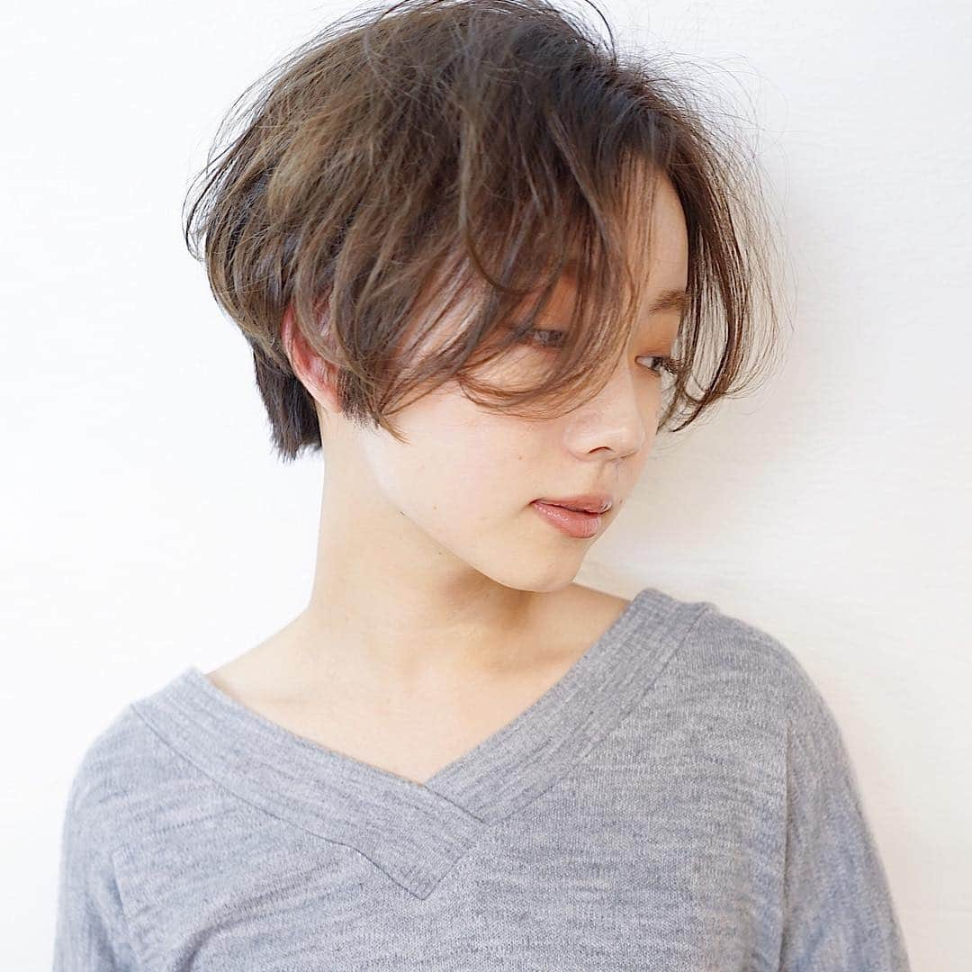 本田重人さんのインスタグラム写真 - (本田重人Instagram)「ショートスタイルのスタイリングはとっても簡単です。片手でざっくりと毛束をとってストレートアイロンを中間から丸みをつけて滑らすだけ💯バックはトップのみ巻けばいいのでかなり時間も短くできるかと思います😊  仕上げはシアバターなどのバーム系トリートメントを襟足ともみあげなどは根元からつけてタイトに、残りを毛先にざっくりつけるだけです . 【ショートスタイルの拘りポイント】 ... . ✔︎前髪とサイドの毛束による小顔効果 ✔︎首が細く見える襟足のカット ✔︎乾かすだけでまとまる量感調節 ✔︎大人っぽく上品な質感と可愛いシルエット ✔︎透明感あるカラーリング ✔︎くせ毛の味方、ナチュラルストレートパーマ  1人1人に似合ったヘアスタイルをご提案しています！ 是非maltu本田にお任せ下さい^ ^ . ... 【maltuご新規様クーポン】... カット¥5500 カット＋カラー¥9750 カット＋カラー＋ポイントハイライト¥13500 カット＋パーマ¥9750 カット＋デジタルパーマ¥13000 カット＋ストレートパーマ¥16000 （その他詳しくはプロフのリンク先でご確認を） .  ご予約はプロフィールURLから24時間承っております☞@shigeto_honda 些細な事でも気になることがありましたらお気軽にコメント、DMください！ ... 【アクセス】... 東京都中央区銀座1-3-3 銀座G1ビル 8F ✔︎銀座一丁目駅 3番出口 徒歩1分 ✔︎銀座駅 B4出口 徒歩5分 ✔︎有楽町駅 京橋口 徒歩3分 ✔︎東京駅 八重洲口 徒歩5分 ✔︎京橋駅 3番出口 徒歩4分 .  髪質によっては【パーマ】や【ストレートパーマ】をする事でさらに理想の髪型に😊 薬剤知識や扱いにはとても自信がありますのでカラー、パーマ、ストレートともに最小限のダメージで可愛く仕上げさせていただいてます。 今まで思う通りの仕上がりにならなかった方は是非お任せください。 .  全席IpadとWi-Fi完備なので自分だけのゆったりした時間をお過ごし頂けます。大きなサロンや会話が苦手な方も沢山お越し頂いています！僕も喋りが上手ではないですが、技術には自信がありますので宜しくお願いします^ ^ フルフラットのシャンプー台、Aujujトリートメントも大好評です💯  #ショート #ショートボブ #マッシュショート #ハンサムショート #ボブ #切りっぱなしボブ #きりっぱなしボブ #耳掛けショート #耳掛けボブ #ショートヘア #ショートヘアー #ボブヘア #ボブヘアー #ショート女子 #ボブ女子  #ストレートパーマ #縮毛矯正  #ショートボブの匠 #ボブの匠 #ショートヘアカタログ #本田重人」3月18日 11時37分 - shigeto_honda