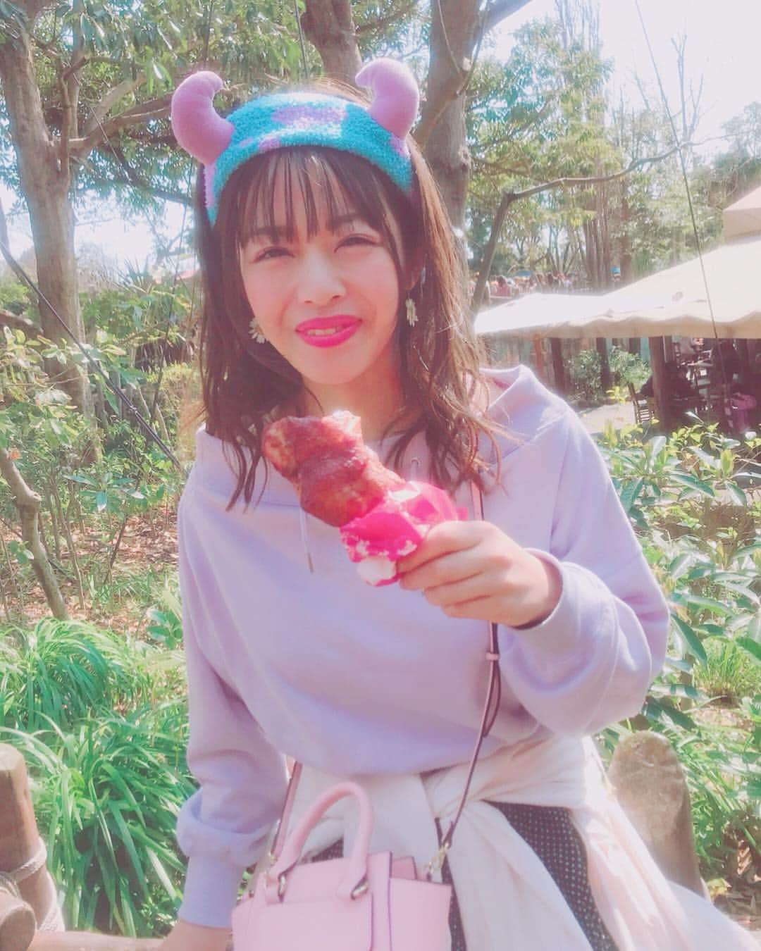 石倉侑芽さんのインスタグラム写真 - (石倉侑芽Instagram)「がぶっ🍗💓 . レイジングスピリッツ横にある スパイシーなお肉がおいしい😋💓 昔はお肉があんまり好きじゃなくて食べれやんだけど 今となっては肉食🤤🌈 おすすめです(❁´◡`❁) . #ディズニーシー#tokyodisneysea #ディズニーコーデ#サリー#春コーデ  #tokyodisneysea#肉食女子#がぶり」3月18日 11時38分 - yume8115