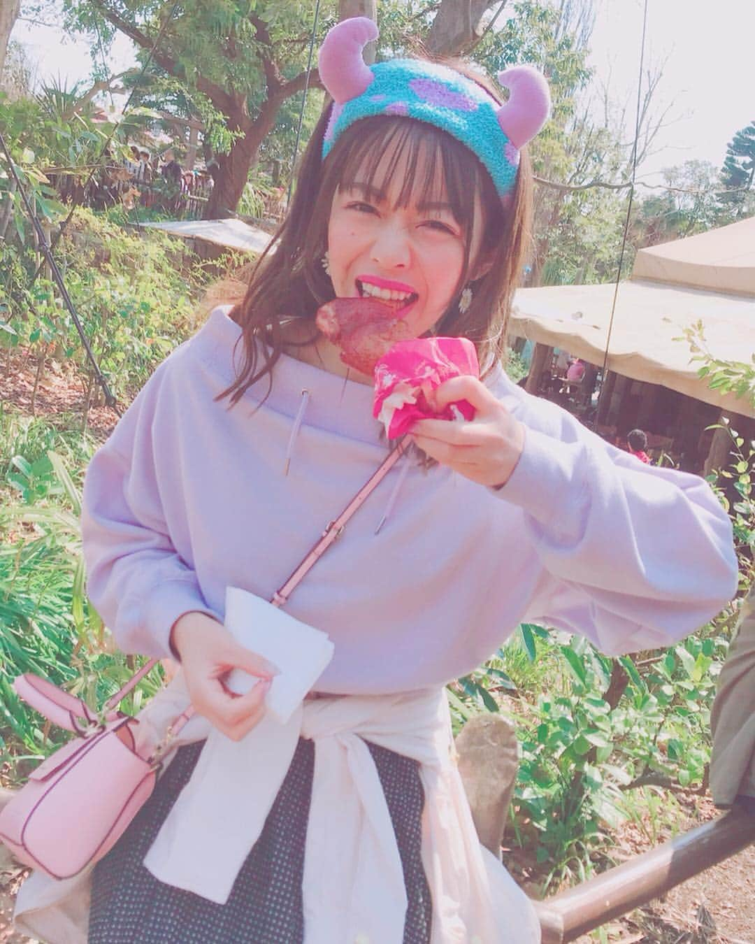 石倉侑芽さんのインスタグラム写真 - (石倉侑芽Instagram)「がぶっ🍗💓 . レイジングスピリッツ横にある スパイシーなお肉がおいしい😋💓 昔はお肉があんまり好きじゃなくて食べれやんだけど 今となっては肉食🤤🌈 おすすめです(❁´◡`❁) . #ディズニーシー#tokyodisneysea #ディズニーコーデ#サリー#春コーデ  #tokyodisneysea#肉食女子#がぶり」3月18日 11時38分 - yume8115