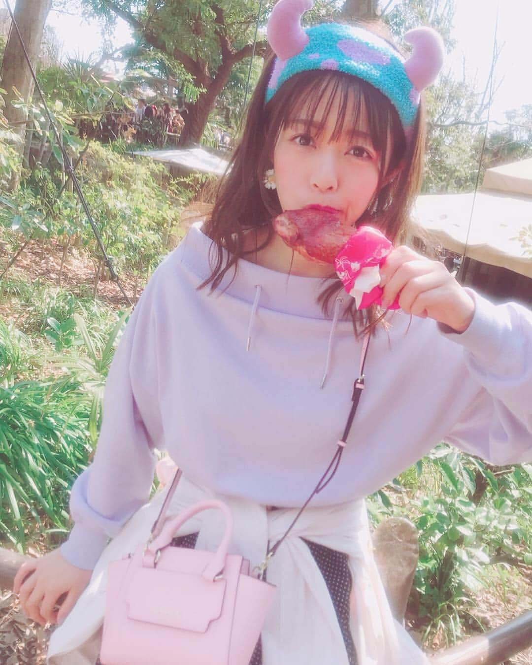 石倉侑芽さんのインスタグラム写真 - (石倉侑芽Instagram)「がぶっ🍗💓 . レイジングスピリッツ横にある スパイシーなお肉がおいしい😋💓 昔はお肉があんまり好きじゃなくて食べれやんだけど 今となっては肉食🤤🌈 おすすめです(❁´◡`❁) . #ディズニーシー#tokyodisneysea #ディズニーコーデ#サリー#春コーデ  #tokyodisneysea#肉食女子#がぶり」3月18日 11時38分 - yume8115