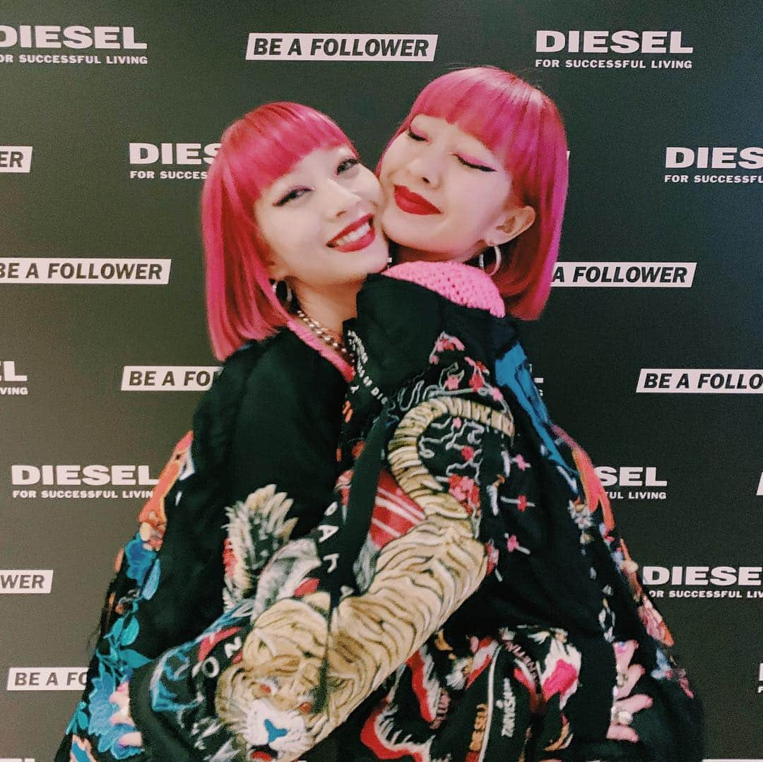 AYAさんのインスタグラム写真 - (AYAInstagram)「BE A FOLLOWER⚡️⚡️ @diesel 🔥  キャンペーンムービーにも出演している #BEAFOLLOWER のイベントで 福岡へ〜〜🔥 すごく楽しい夜だった、、 沢山の人が来ていて、嬉しかったナ。 ありがとうございました🧡  ピンクのスタイリングに合わせて キャットラインとストーンもピンクに！ お洋服に合わせてメイクも変えるの楽しい。🌸🌸🌸 またみんなで遊びましょう💥  #BEAFOLLOWER #diesel」3月18日 11時39分 - ayaxxamiaya