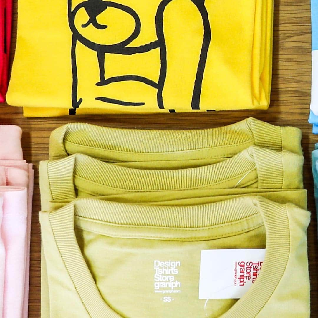 紙袋 包(kamibukuro tutumu)公式のインスタグラム：「可愛いTシャツ、かっこいいTシャツ、面白いTシャツ揃ってます！ ⠀ #アウトレットモールあしびなー⠀⠀ #あしびなー⠀⠀ #アウトレット⠀⠀ #あしびなーアウトレット⠀⠀ #おきなわ⠀⠀ #okinawa⠀⠀ #沖縄⠀⠀ #お買いもの⠀⠀ #家族コーデ しよう⠀⠀ #家族⠀ #ファミリー⠀⠀ #family⠀ #週末⠀ #週末ショッピング⠀ #ラブ買い⠀ #お買いもの楽しい⠀ #おしゃれさんと繋がりたい⠀ #おしゃれ好き⠀⠀ #紙袋包⠀⠀ #キャラクター⠀ #マスコット⠀ #那覇空港⠀⠀ #那覇空港近く⠀⠀ #tシャツコーデ  #tシャツデザイン  #designtshirtsstoregraniph  #デザインtシャツストアグラニフ ⠀⠀ #豊見城⠀⠀ #豊見城市⠀」