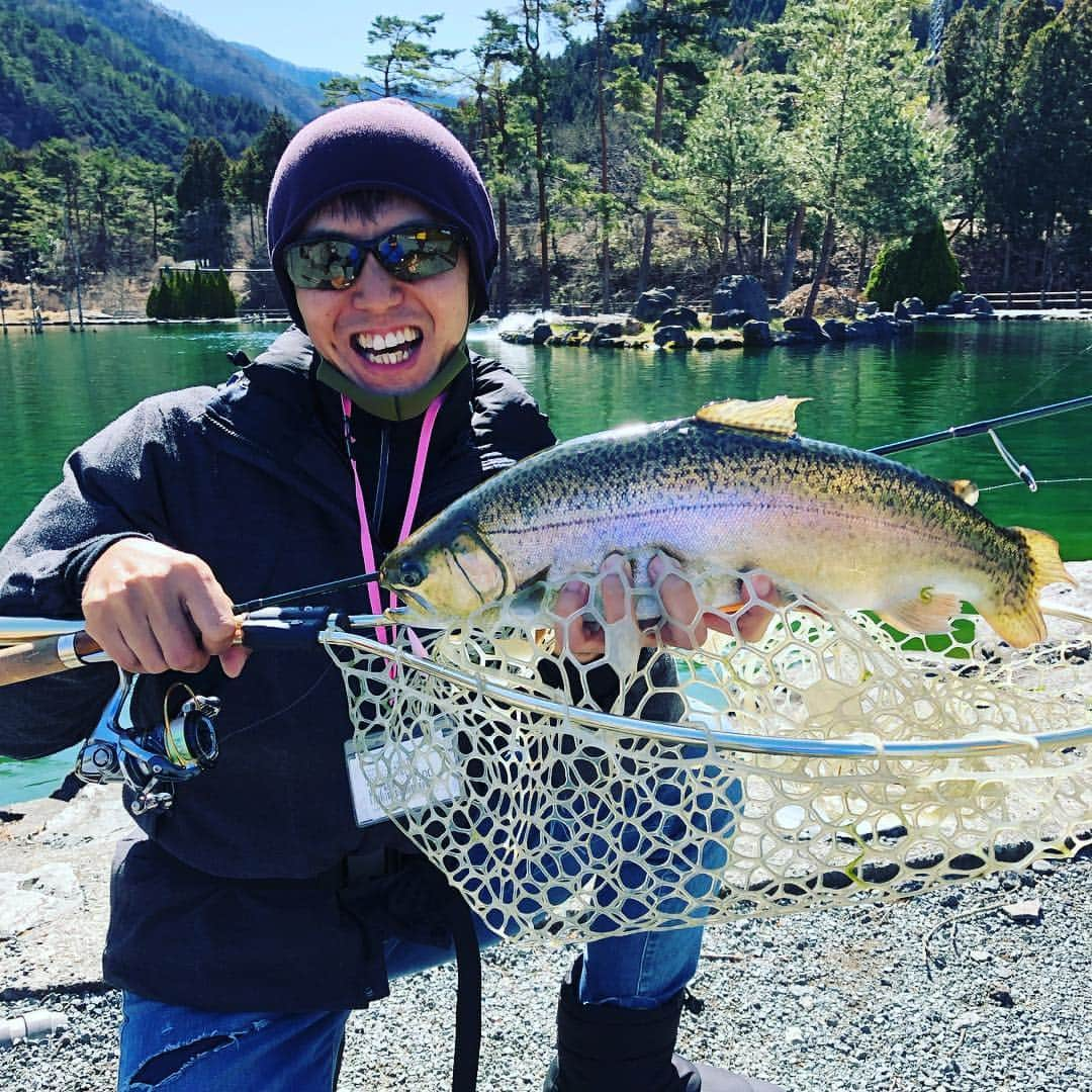 神宮司治さんのインスタグラム写真 - (神宮司治Instagram)「昨日の今日で釣りに来てまーす！！ 本日は友達と一緒だから、わいわい楽しんでまーす！！！ #神宮司治 #釣り #金子貴俊 #max田中 #山賀竜馬 #ベリーパークinフィッシュオン鹿留 #パインレイク #パインロック #ムカイフィッシング」3月18日 11時50分 - ojro_men