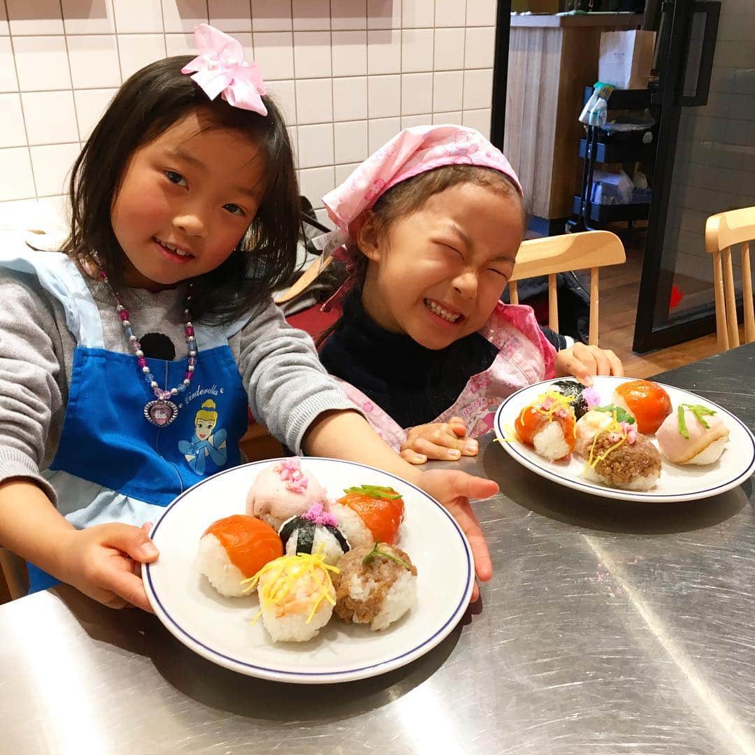 HyLifeporkTABLE代官山さんのインスタグラム写真 - (HyLifeporkTABLE代官山Instagram)「昨日は親子参加の料理教室ワークショップで手毬寿司を作りました♪ハイライフポークの肉そぼろを作り、ローストポークなどを使いお寿司に仕上げました！ 春の行楽にもぴったりな手毬寿司、作るのも楽しくワクワクします！ #春のお弁当 #親子で #料理教室 #そぼろ #一緒に #手作り #手毬寿司 #肉そぼろ #hylifeporktable  #hylifepork #お弁当に」3月18日 11時43分 - hylifepork