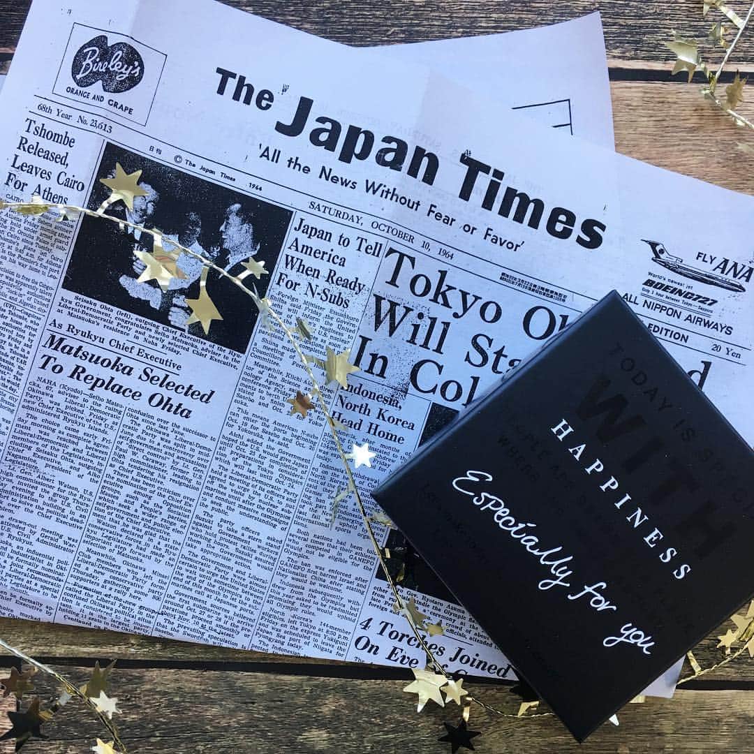 お誕生日新聞コンビニプリントサービスさんのインスタグラム写真 - (お誕生日新聞コンビニプリントサービスInstagram)「お誕生日のプレゼントに☺︎⠀ いつもと違うものが送りたい！⠀ サプライズしたい！⠀ ⠀ 生まれた日の新聞がコンビニでプリント出来ちゃうんです♡⠀ ⠀ 大切なあの人の誕生日や思い出の日に発行された新聞（一面、テレビ面）が印刷できちゃうサービス♡⠀ ⠀ サプライズにオススメです♪⠀ ⠀ 新聞1面A3プリント→500円 新聞1面&テレビ面など→800円⠀⠀ ⠀ ☺︎選べる新聞社☺︎ #読売新聞  #朝日新聞  #毎日新聞  #日本経済新聞  #ジャパンタイムズ  #沖縄タイムス ⠀ ⠀ ▶︎購入方法は @shinbun.cvs のプロフィールからどうぞ♡⠀ ⠀ ………………………………………………………… ⠀ みなさんのお誕生日新聞フォトを募集しています♪  #お誕生日新聞コンビニ のハッシュタグをつけて投稿してね♡ ⠀ こちらからご連絡させて頂いた方の投稿をリポストさせて頂きます☺︎ …………………………………………………………⠀ ⠀ #お誕生日新聞 #お誕生日新聞コンビニ #サプライズプレゼント #プレゼント #100均ラッピング #誕生日」3月18日 11時43分 - shinbun20.cvs