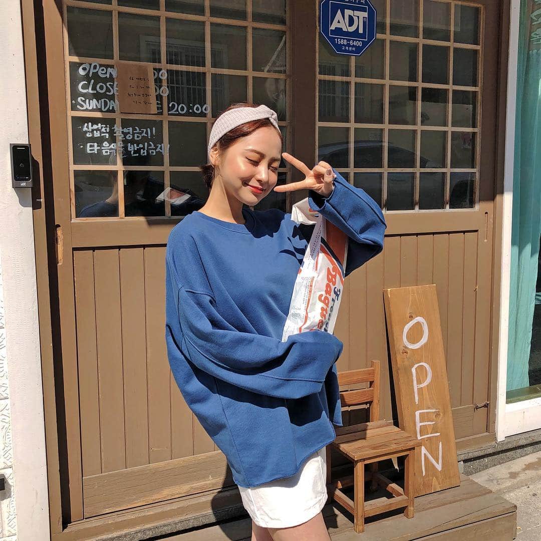 のインスタグラム：「これからの暖かい季節はヘアスタイルもオシャレに💙 カラバリ豊富で全色欲しくなる🍊💞 ー #ヘアバンド#アクセサリー#韓国好きな人と繋がりたい#カジュアルコーデ」