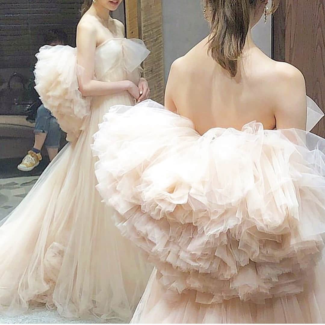 みんなのウェディングさんのインスタグラム写真 - (みんなのウェディングInstagram)「《#天使の羽ドレス 👼》 . やっぱりかわいい#デヴィッドフィールデン の羽ドレス👼✨ ボリューム感がとにかくたまらない🙈💕 花嫁さん曰く決め手は 「今後もし友達がこのドレスを着ているのを見たら私も着ればよかったと1番思いそうだったから」 とのこと💡 . 「後悔するかしないか？」もドレス選びには重要みたいです😌🎀 . . @wedding____25 さんのpicから 紹介させていただきました👰🤵💒✨ ありがとうございます😊💕 . . **************************************** 結婚式準備に役立つ情報毎日更新中✨ 詳しくはプロフィールリンク🔗をcheck❣️ . ****************************************. . . #みんなのウェディング  #プレ花嫁 #結婚準備 #結婚 #ブライダル #卒花 #卒花嫁 #2019冬婚 #2019春婚 #2019夏婚 #2019秋婚 #大人婚 #大人ウェディング #大人かわいい #ドレス試着 #ドレス迷子 #ウェディングドレス #全国のプレ花嫁さんと繋がりたい #日本中のプレ花嫁さんと繋がりたい #カラードレス #インポートドレス #davidfielden #天使の羽 #ふわふわ」3月18日 11時48分 - minnano_wedding