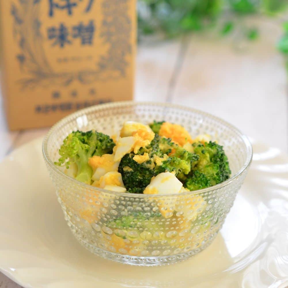 Komerco-コメルコ-さんのインスタグラム写真 - (Komerco-コメルコ-Instagram)「. 美味しい白味噌とオリーブオイルでつくる 子どもから大人までみんな喜ぶサラダ✨ . 使用したのは、140年のあいだ伝統の製法と味を継承しつづけている #井上味噌醤油 の白味噌です。徳島にある販売店には、近隣の常連客はもちろん、遠く県外からもこの味噌を求めて訪れるお客様が後をたたないのだそう👀 ふっくら炊き上げた国産大豆の旨味を味わえる白味噌は、甘すぎず、上品な風味が料理に使いやすいと評判です。 糀がもつ天然の甘味や旨味は、料理はもちろんお菓子・ホワイトソースの隠し味にも😋 . 画像一枚目は、クックパッドの人気レシピ作者 さとみわさん( @miwa.kaneko )に考案していただきました。ステキなレシピと写真をありがとうございます💓詳しいレシピを知りたい方は、クックパッドにてレシピID（5342332）で検索してみてくださいね🔎 . ------------------------------- . 井上味噌醤油 / 白味噌 . ▷こちらの作品はKomercoアプリでクリエイターから直接ご購入いただけます。 アプリ内「さがす」で「井上味噌醤油」と検索してください🔎」3月18日 12時00分 - komerco_official