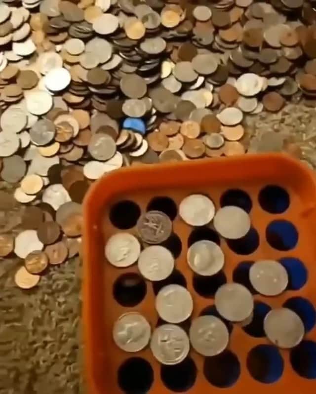 naildecorvideosのインスタグラム：「Coin sorting (lmao @ the Cheerios)」
