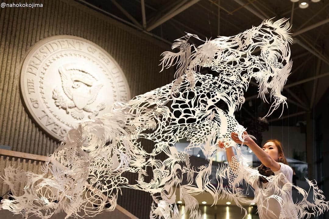 のインスタグラム：「【INTERSECT BY LEXUS】﻿ 世界的に活躍する切り絵アーティスト・小島奈保子氏による、ダイナミックで緻密な切り絵作品を展示中。究めるまでに6万時間をも費やすといわれる匠の世界の一端に触れてみませんか？﻿ 開催期間：3月17日(日)～4月23日(火)﻿ ﻿ INTERSECT BY LEXUSへ、ぜひお立ち寄りください。﻿﻿ ﻿﻿ #レクサス #インターセクトバイレクサス #小島奈保子 #切り絵 #切り絵アート #デザイン #アート #イベント #カフェ #南青山 #Lexus #Lexusjapan #Lexusjp #ExperienceAmazing #IntersectByLexus #nahokokojima #papercut #design #art #event #cafe」