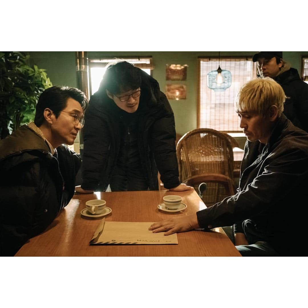 C-JeS エンタテイメントさんのインスタグラム写真 - (C-JeS エンタテイメントInstagram)「압도적 분위기로 기대감 #영화 #우상 🤭🔝 . 연기 집중❗️ #설경구 #현장스틸 에서 #n차관람각 의 느낌이 난다👍 . #3월20일 #개봉 #서스펜스스릴러 #한석규 #천우희 #이수진감독 #9979 #SeolKyungGu #ChunWooHee #film #idol #Cjestagram」3月18日 11時53分 - cjes.tagram