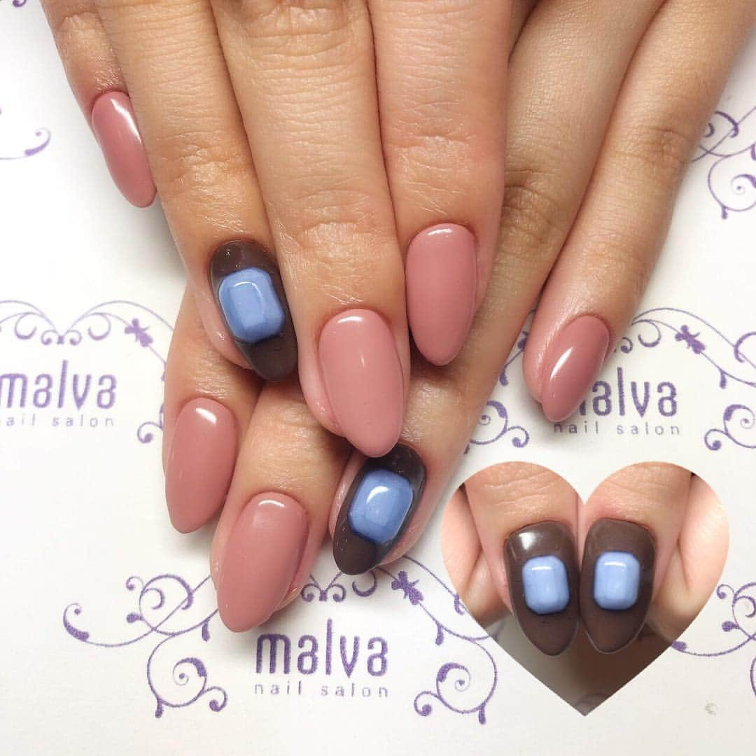 nailsalon malva（ネイルサロンマルヴァ）さんのインスタグラム写真 - (nailsalon malva（ネイルサロンマルヴァ）Instagram)「モーヴ系のピンクとブラウンの掛け合わせのデザイン♡オリジナルのストーンがポイントです✨  全塗りシンプル68でご予約出来ます💜  nailsalon malva  ご予約はLINEからがオススメです☆ 🌙原宿LINE ID→《@malva》 ※@を忘れずに‼︎ 全てのアートや料金表はHPより http://www.malvanail.com/sp/  #malva#マルヴァ#ネイル#gelnail#nail#nailart#naildesign#nailstagram#ジェル#gel#ジェルネイル#ネイルデザイン#原宿ネイル#nailsalon#ネイルサロン#ネイルチップ#森絵里香#malvaネイル#malvanail#ネイリスト募集#美甲#ロシアンマニキュア#ハンドネイル#ワンカラーネイル」3月18日 11時54分 - malva_nail