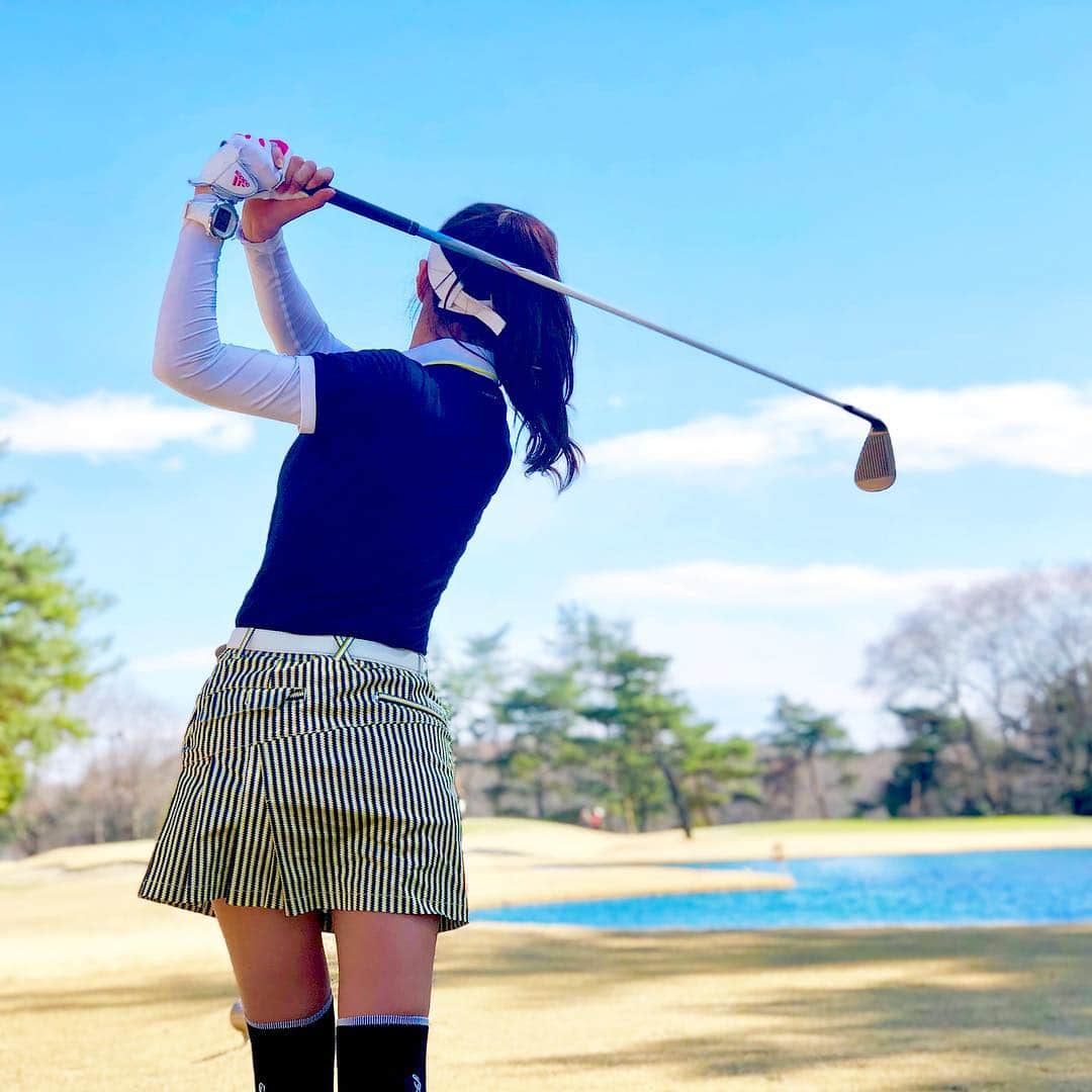 高橋としみさんのインスタグラム写真 - (高橋としみInstagram)「先日のゴルフ⛳️ @n.kouke ちゃんにとってもらった写真が 雑誌の1ページみたい🥺❤️❤️ . ウェアは @standrews_jp ✨ . #ゴルフ#ゴルフ女子#セントアンドリュース#standrews」3月18日 11時55分 - toshimi_1002