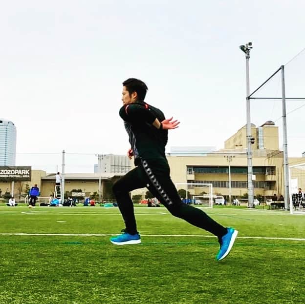 中野崇さんのインスタグラム写真 - (中野崇Instagram)「どんな種類のトレーニングも身体操作が「そのトレーニングの質」を決める。 身体操作レベルが低いままやっても中々良い成果は出ない。 身体操作系トレーニングは、選択科目ではなく必須科目。 「必須科目」が持つ特徴は、他のすべてのファクターに好影響を及ぼすこと。  #JARTA #身体操作 #中野崇 #JARTAトレーニング #必須科目 #トレーニング #体幹 #ファンクショナルトレーニング」3月18日 11時55分 - tak.nakano