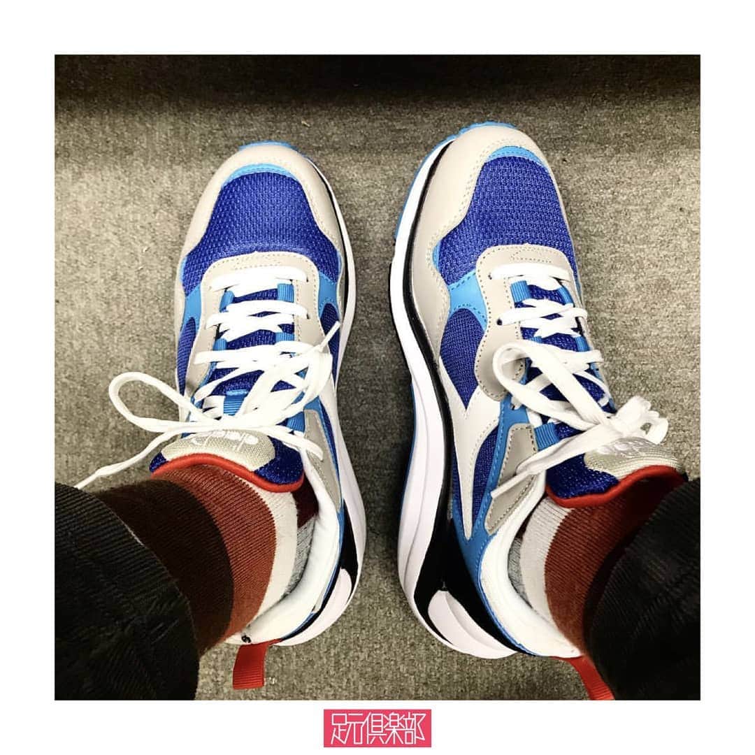 のインスタグラム：「「DIADORA」らしい独特のスポーティ要素を加えたクロストレーニングシューズ[WHIZZ RUN]に流行の90’Sカラーを着彩。ブルーのグラデーションとホワイトをベースにクラシカルなカラーを絶妙に配色させた印象深き逸足。 . (@masahide.terada )さんの足元倶楽部 . ブランド : DIADORA モデル : WHIZZ RUN -BILLY'S EXCLUSIVE- . ▼今すぐフォローして最新情報をチェックしよう！ 【DIADORA 公式アカウント】 ⇒#@diadoraofficial_japan . 【BILLY'S 公式アカウント】 ⇒#@billys_tokyo . #diadora #billys #whizzrun #ディアドラ #ビリーズ#足元倶楽部#足元クラブ #足元くら部#足元 #あしもと倶楽部 #スニーカー #スニーカーコーデ #スニーカー同好会 #キックス #靴 #コーディネート #スナップ #ファッションスナップ #ストリートスナップ #お気に入りの一足 #今日の逸足 #逸足 #운동화 #kicks#newkicks」